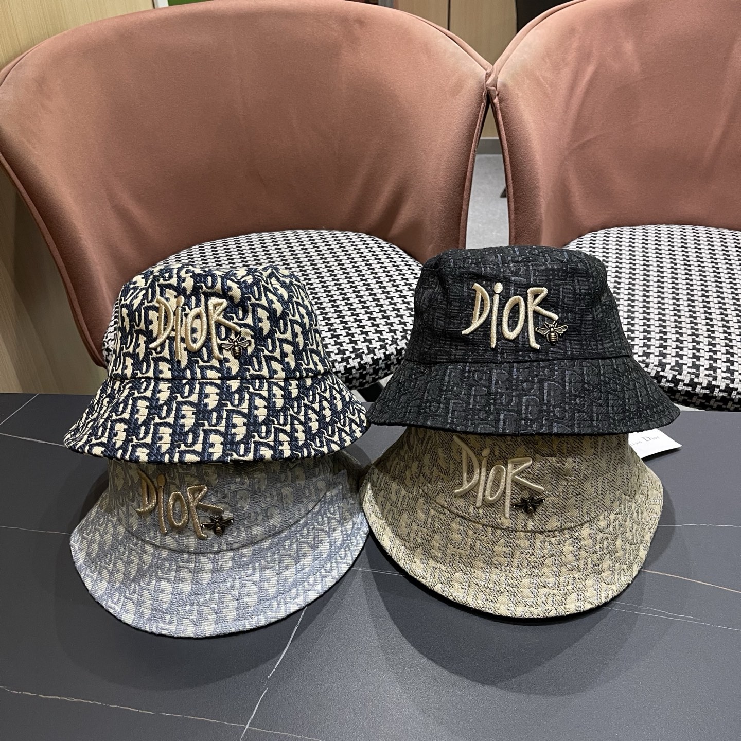 迪奥Dior官网刺绣迪奥logo渔夫帽，防晒指数超高，特别显脸小，有型不软塌，可随意折叠，携带方便🤗