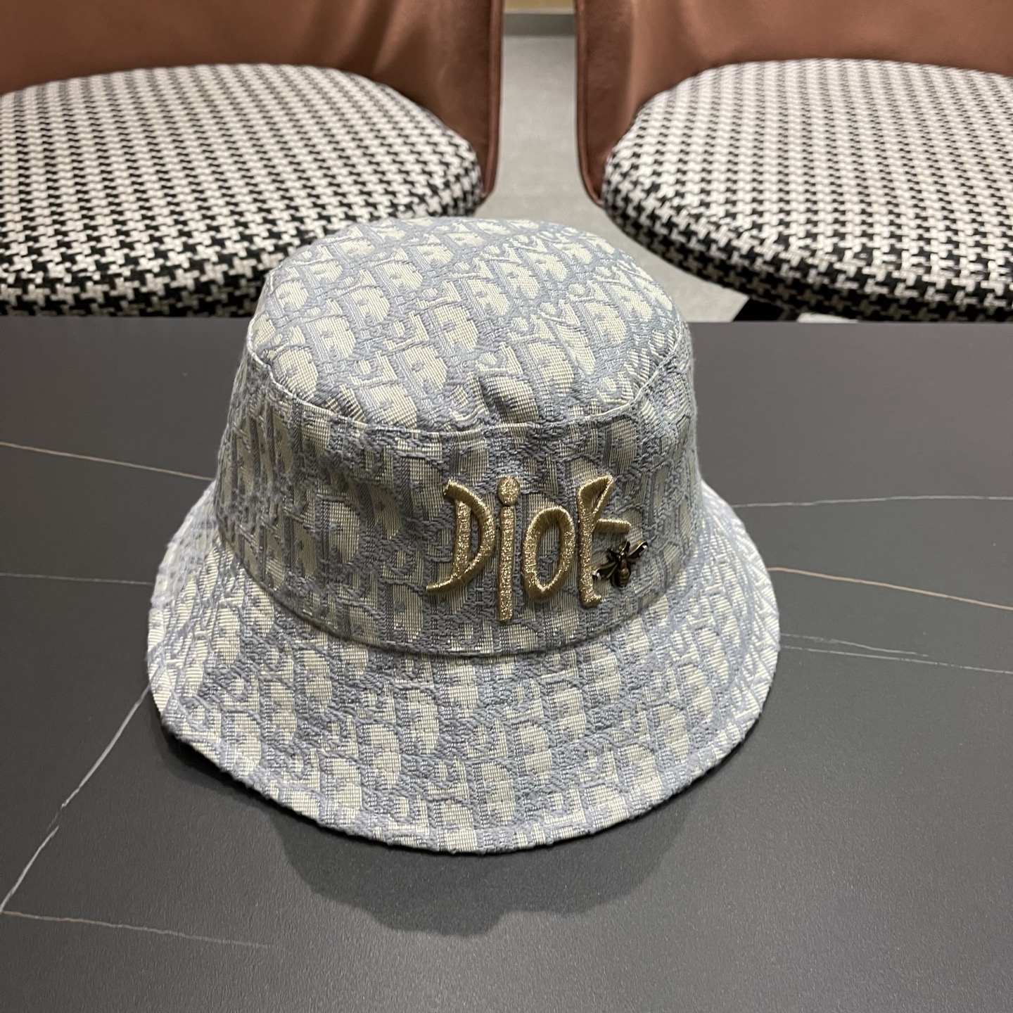 迪奥Dior官网刺绣迪奥logo渔夫帽，防晒指数超高，特别显脸小，有型不软塌，可随意折叠，携带方便🤗