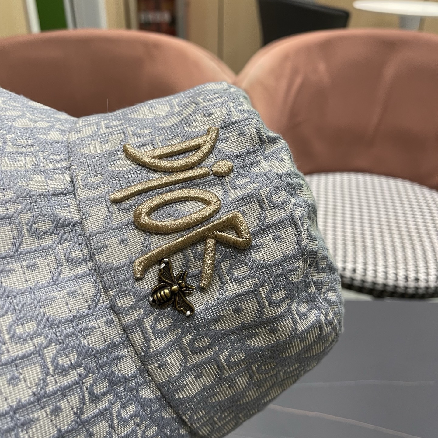 迪奥Dior官网刺绣迪奥logo渔夫帽，防晒指数超高，特别显脸小，有型不软塌，可随意折叠，携带方便🤗