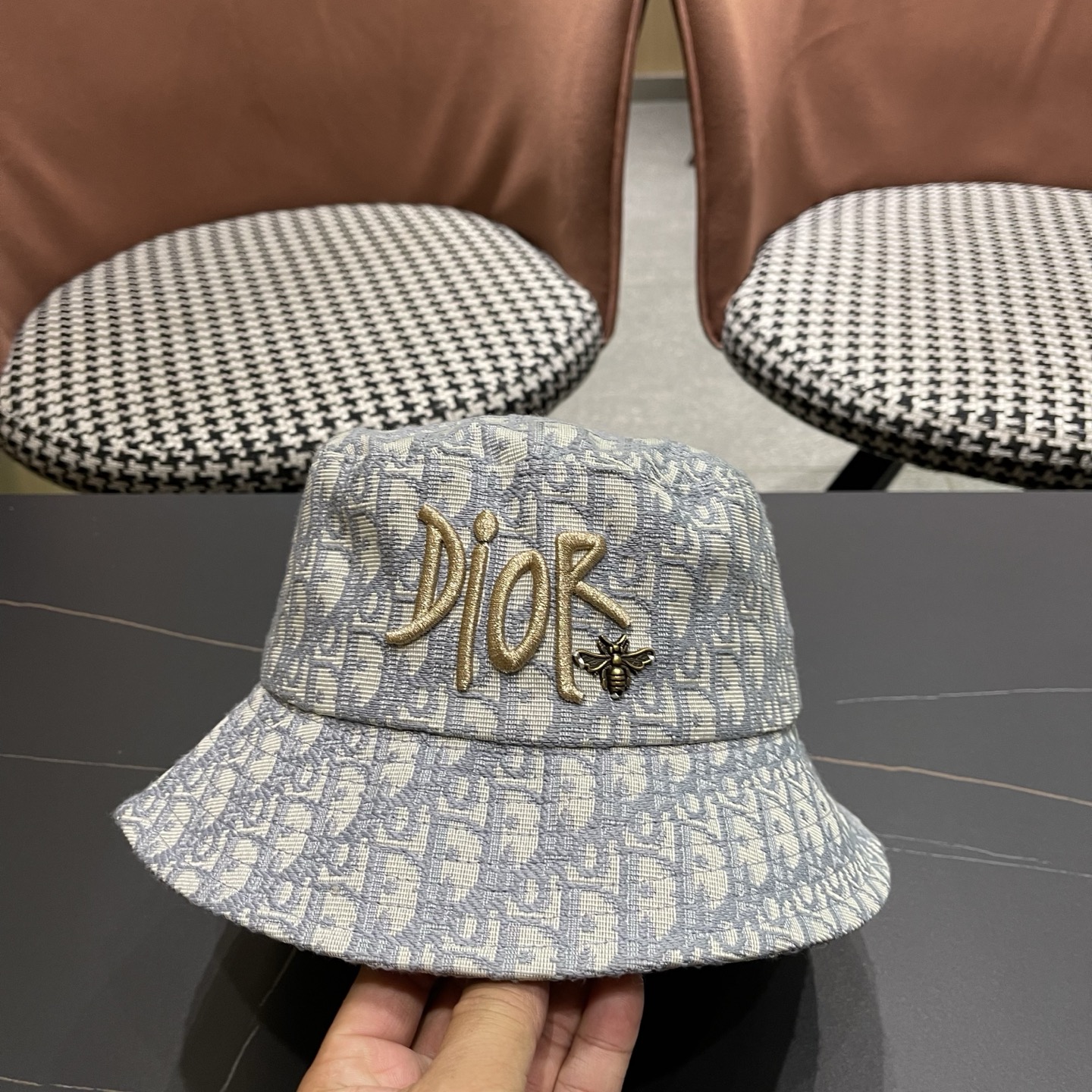 迪奥Dior官网刺绣迪奥logo渔夫帽，防晒指数超高，特别显脸小，有型不软塌，可随意折叠，携带方便🤗