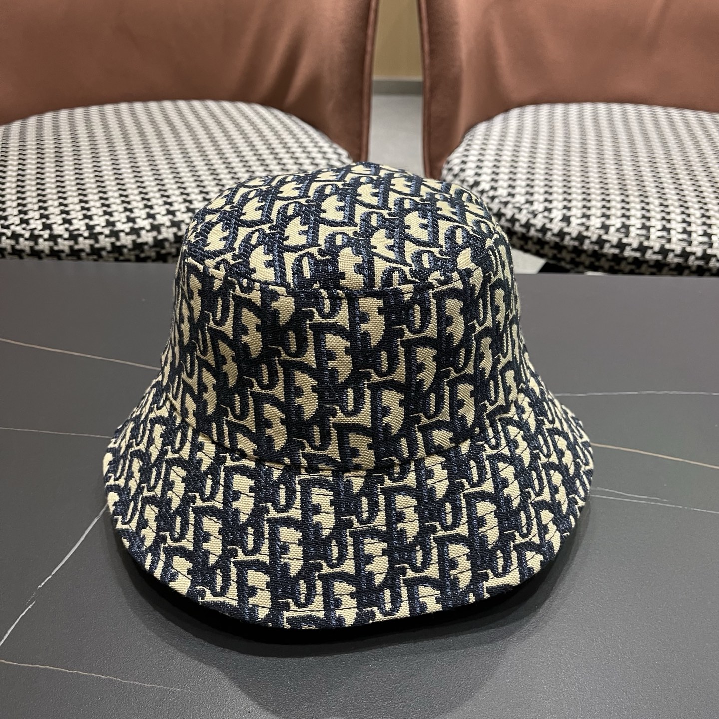 迪奥Dior官网刺绣迪奥logo渔夫帽，防晒指数超高，特别显脸小，有型不软塌，可随意折叠，携带方便🤗