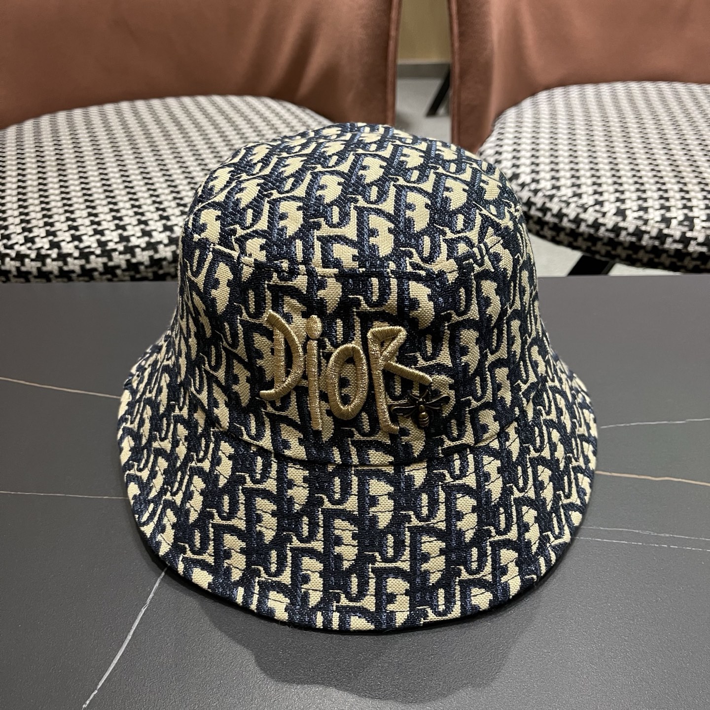 迪奥Dior官网刺绣迪奥logo渔夫帽，防晒指数超高，特别显脸小，有型不软塌，可随意折叠，携带方便🤗