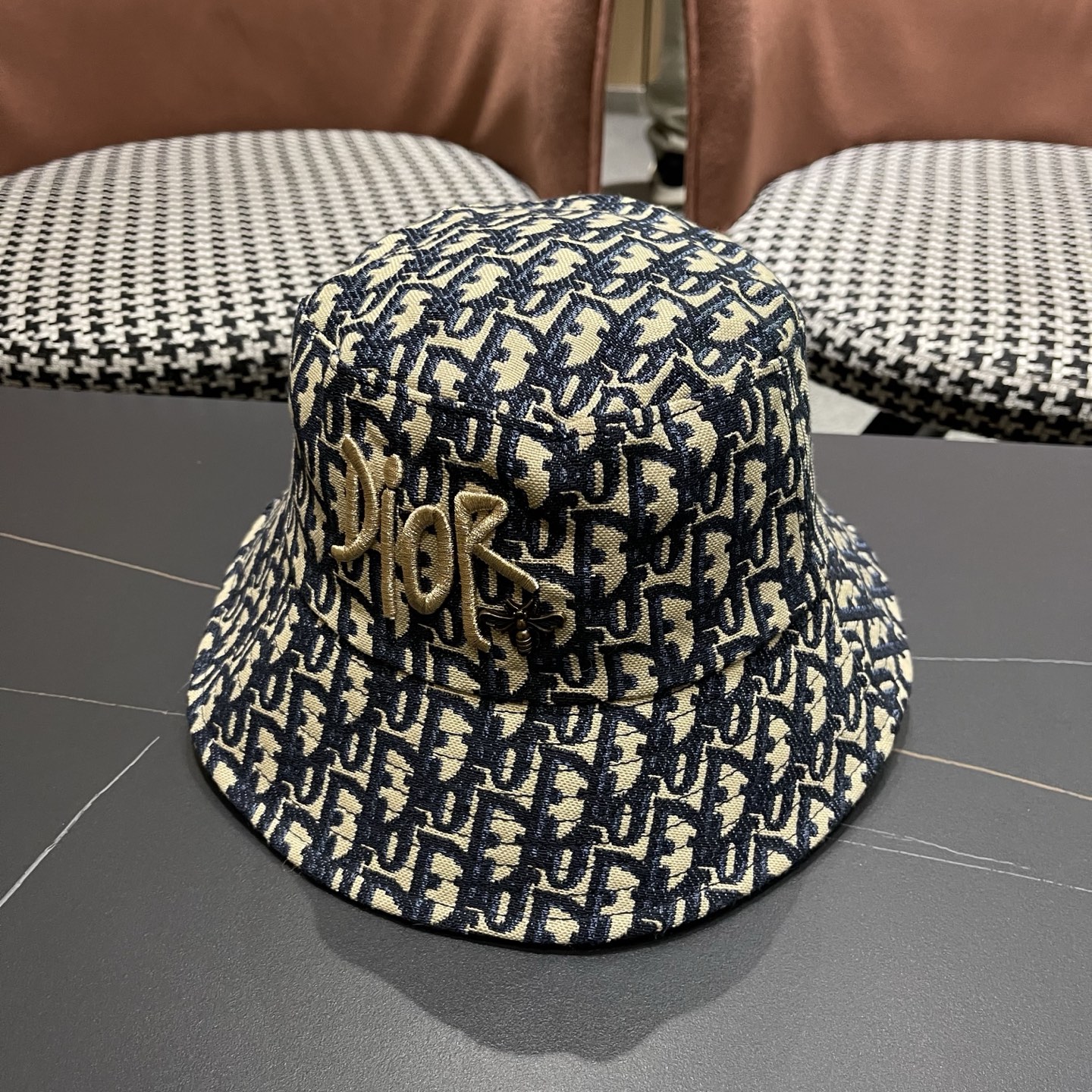 迪奥Dior官网刺绣迪奥logo渔夫帽，防晒指数超高，特别显脸小，有型不软塌，可随意折叠，携带方便🤗