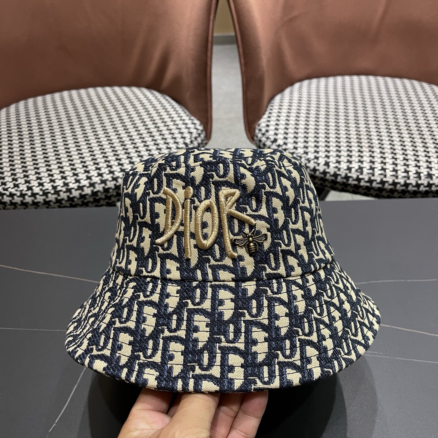 迪奥Dior官网刺绣迪奥logo渔夫帽，防晒指数超高，特别显脸小，有型不软塌，可随意折叠，携带方便🤗