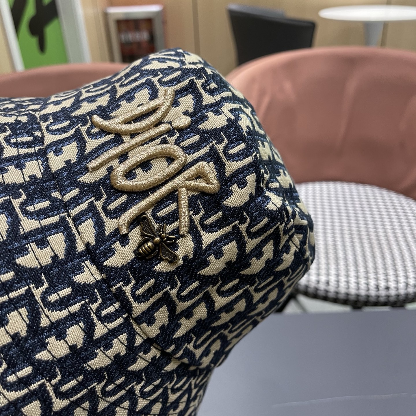 迪奥Dior官网刺绣迪奥logo渔夫帽，防晒指数超高，特别显脸小，有型不软塌，可随意折叠，携带方便🤗