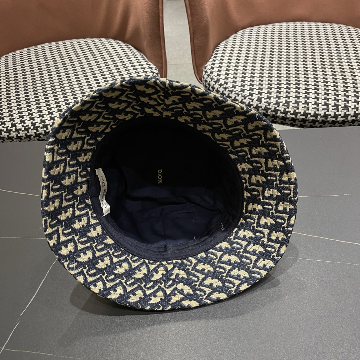 迪奥Dior官网刺绣迪奥logo渔夫帽，防晒指数超高，特别显脸小，有型不软塌，可随意折叠，携带方便🤗