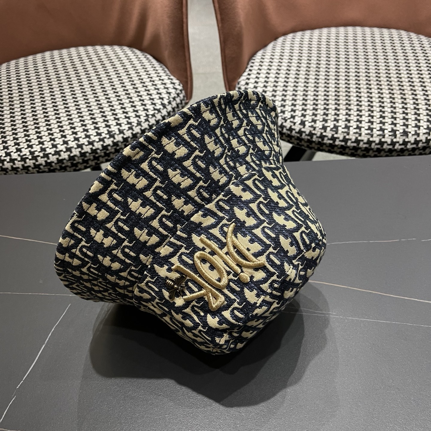 迪奥Dior官网刺绣迪奥logo渔夫帽，防晒指数超高，特别显脸小，有型不软塌，可随意折叠，携带方便🤗