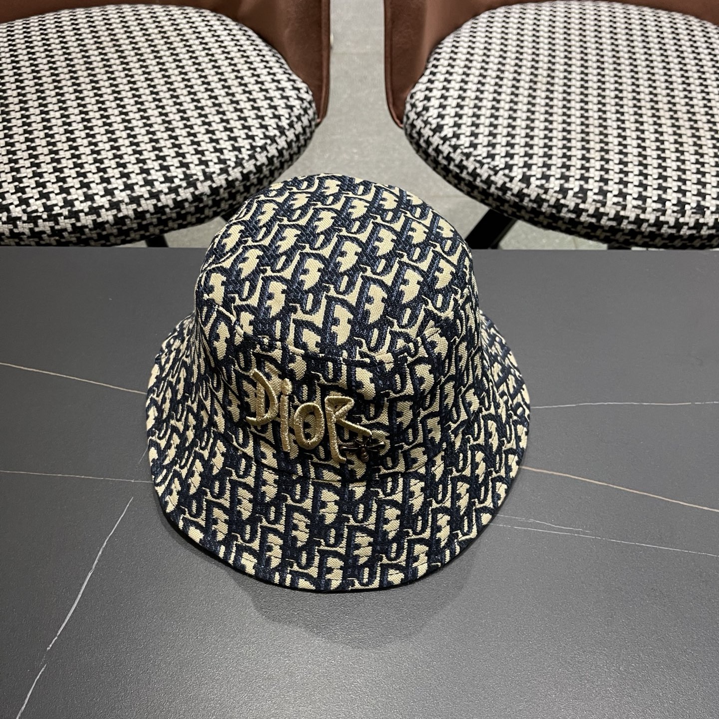 迪奥Dior官网刺绣迪奥logo渔夫帽，防晒指数超高，特别显脸小，有型不软塌，可随意折叠，携带方便🤗