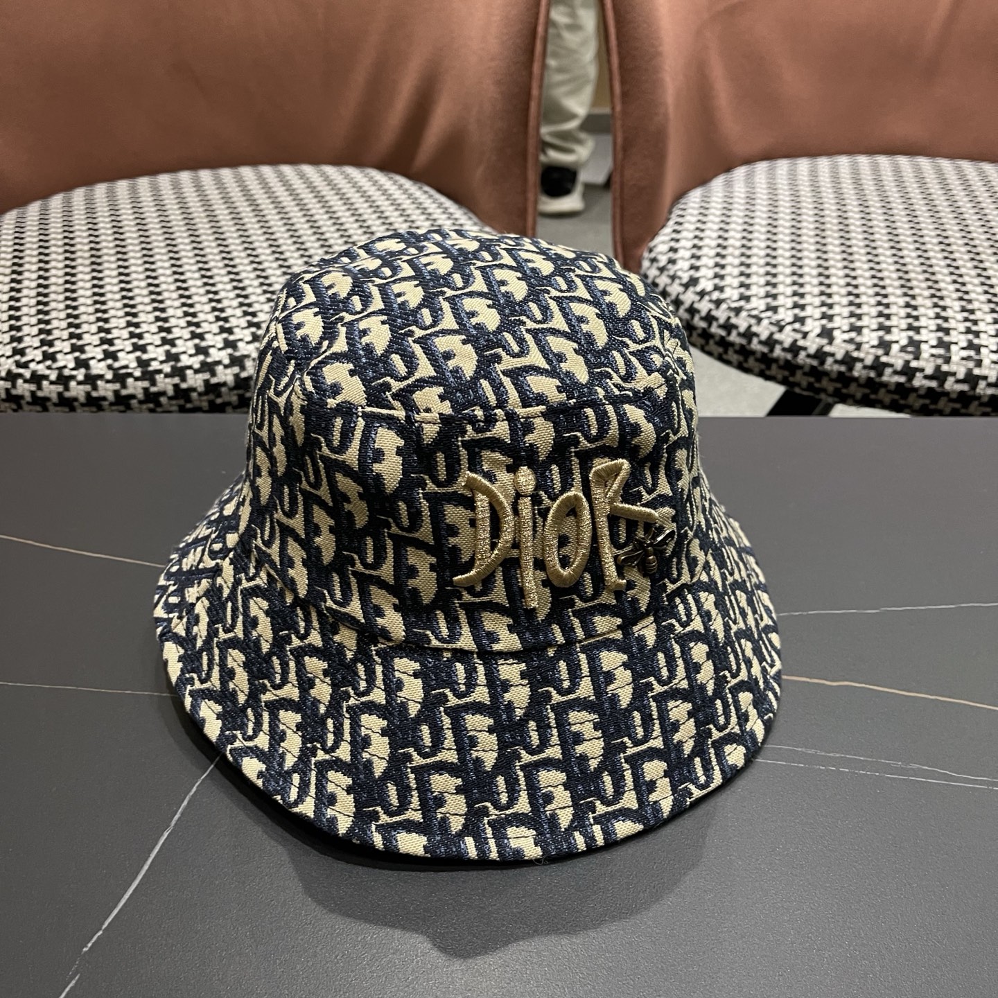 迪奥Dior官网刺绣迪奥logo渔夫帽，防晒指数超高，特别显脸小，有型不软塌，可随意折叠，携带方便🤗