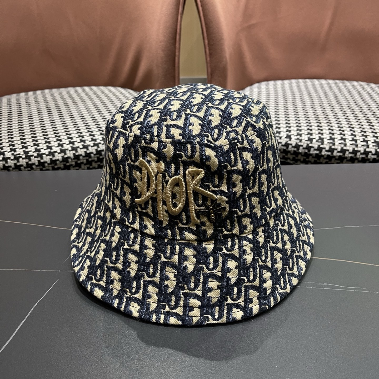 迪奥Dior官网刺绣迪奥logo渔夫帽，防晒指数超高，特别显脸小，有型不软塌，可随意折叠，携带方便🤗