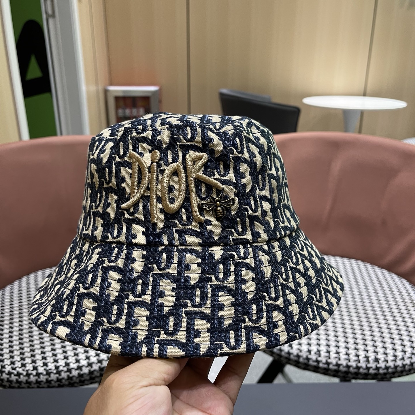 迪奥Dior官网刺绣迪奥logo渔夫帽，防晒指数超高，特别显脸小，有型不软塌，可随意折叠，携带方便🤗