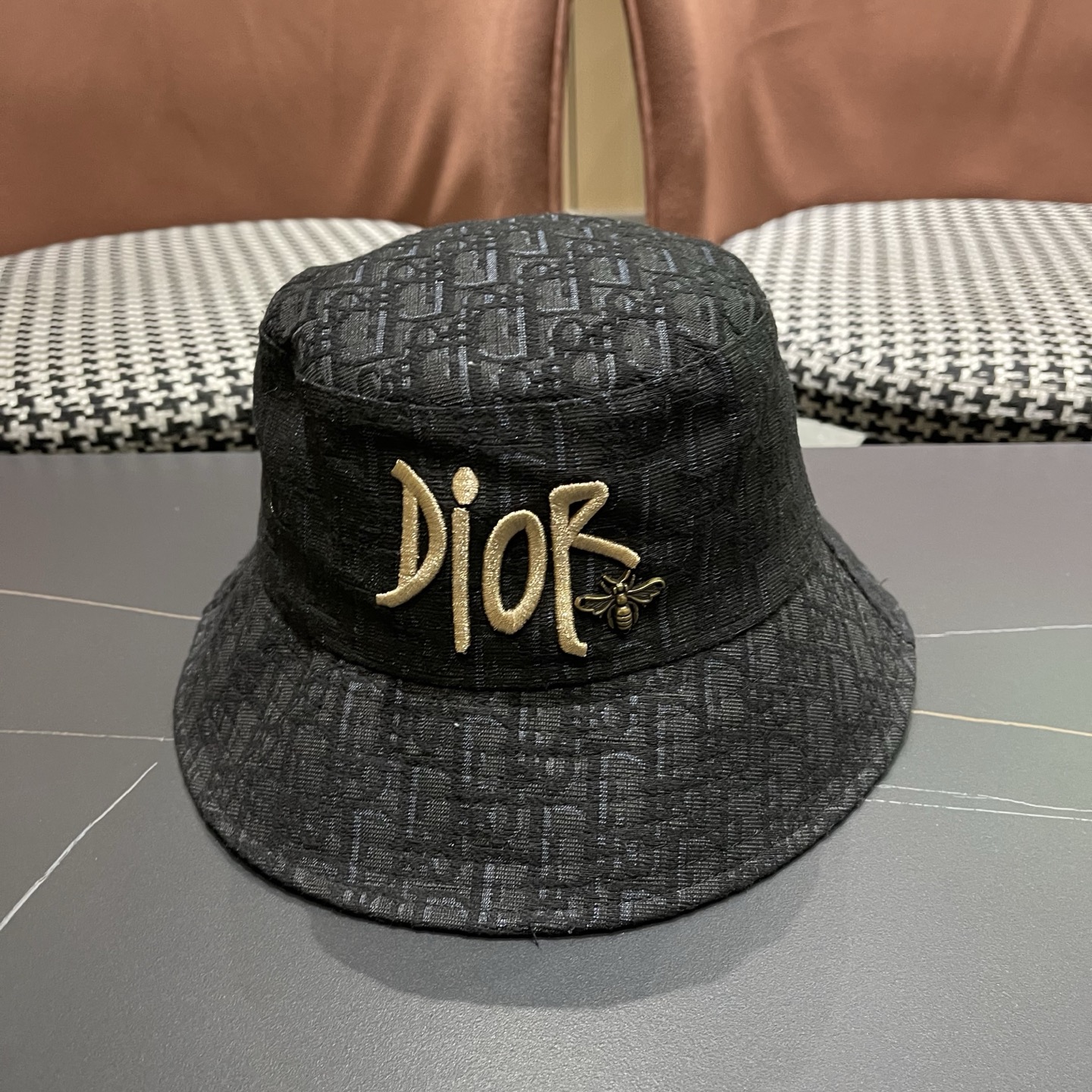 迪奥Dior官网刺绣迪奥logo渔夫帽，防晒指数超高，特别显脸小，有型不软塌，可随意折叠，携带方便🤗