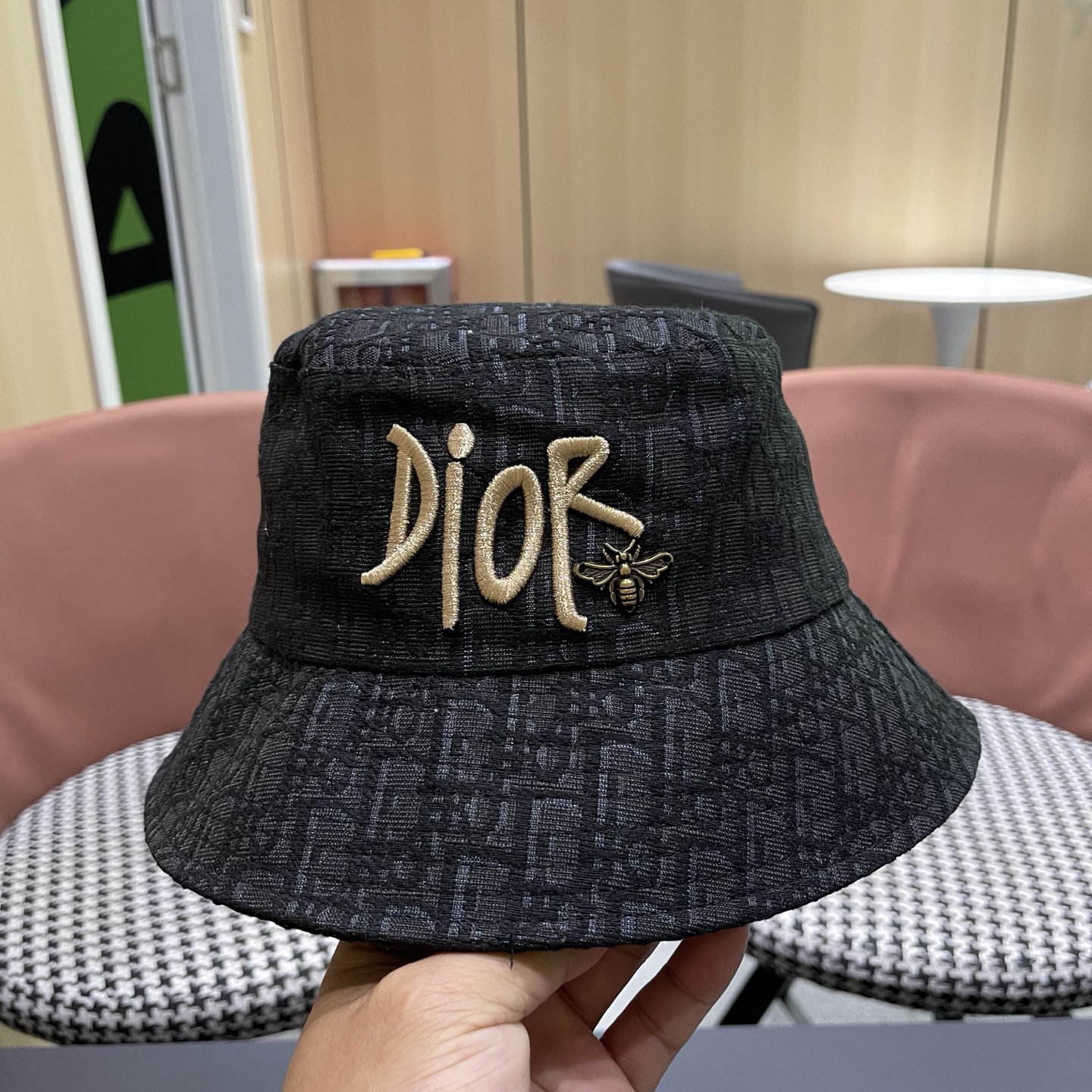 迪奥Dior官网刺绣迪奥logo渔夫帽，防晒指数超高，特别显脸小，有型不软塌，可随意折叠，携带方便🤗