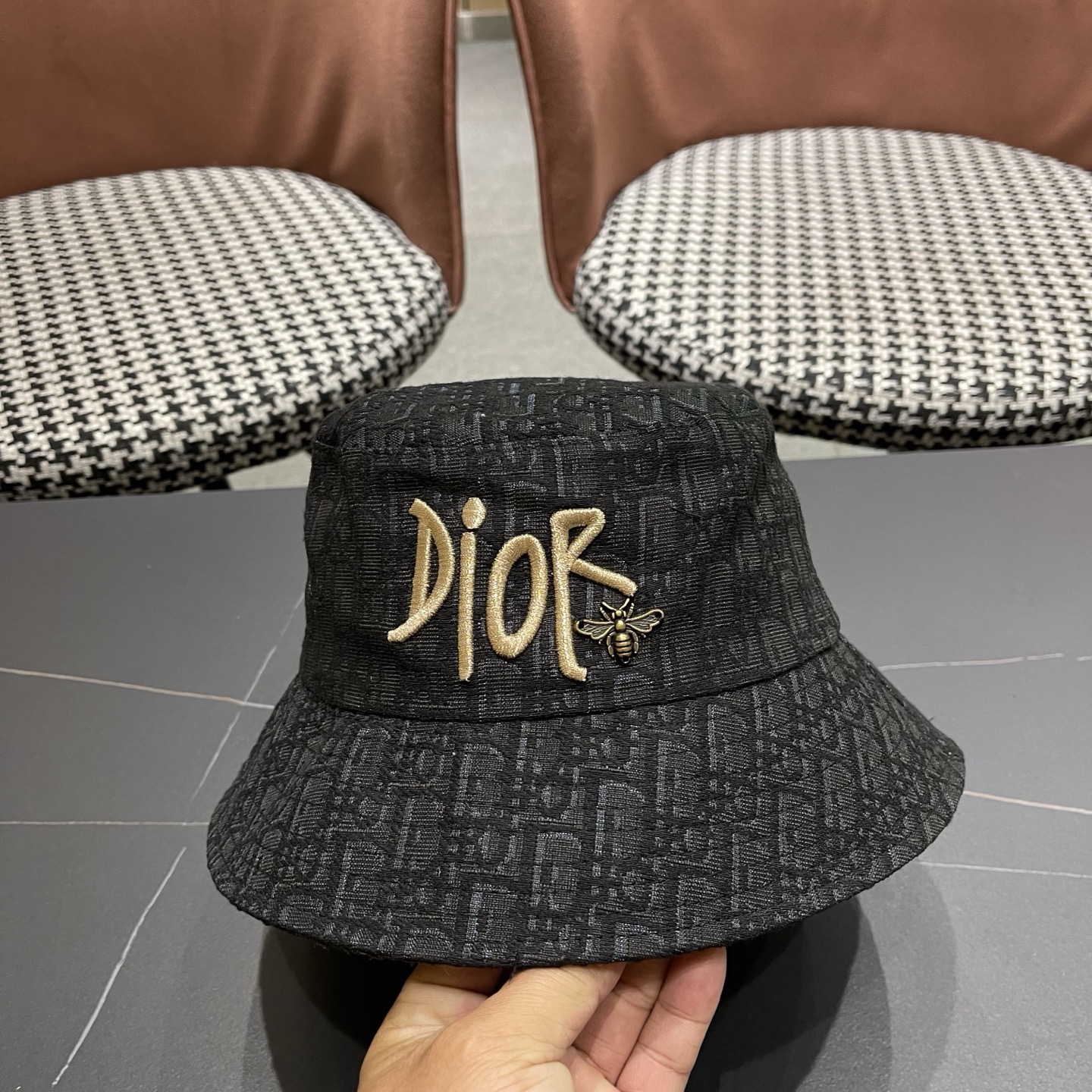 迪奥Dior官网刺绣迪奥logo渔夫帽，防晒指数超高，特别显脸小，有型不软塌，可随意折叠，携带方便🤗