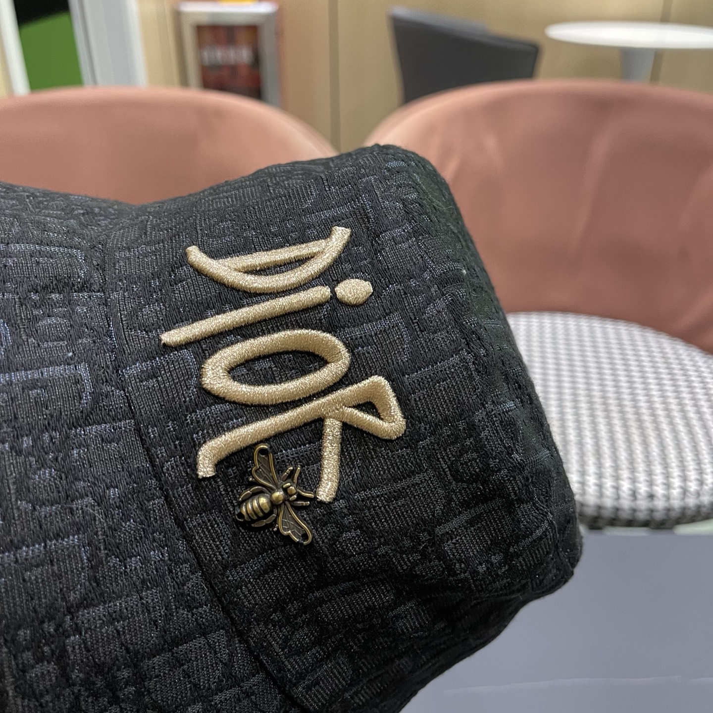 迪奥Dior官网刺绣迪奥logo渔夫帽，防晒指数超高，特别显脸小，有型不软塌，可随意折叠，携带方便🤗