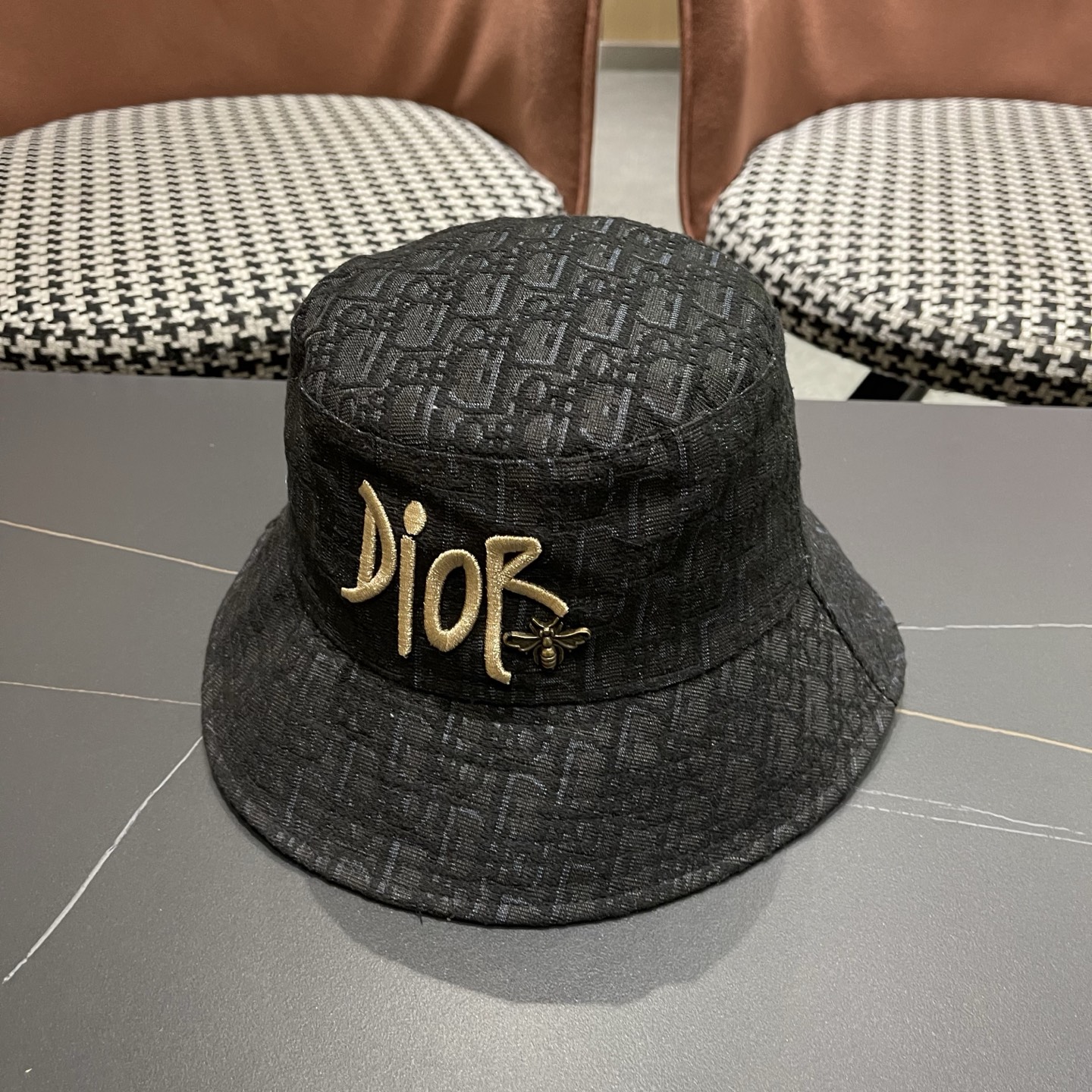 迪奥Dior官网刺绣迪奥logo渔夫帽，防晒指数超高，特别显脸小，有型不软塌，可随意折叠，携带方便🤗