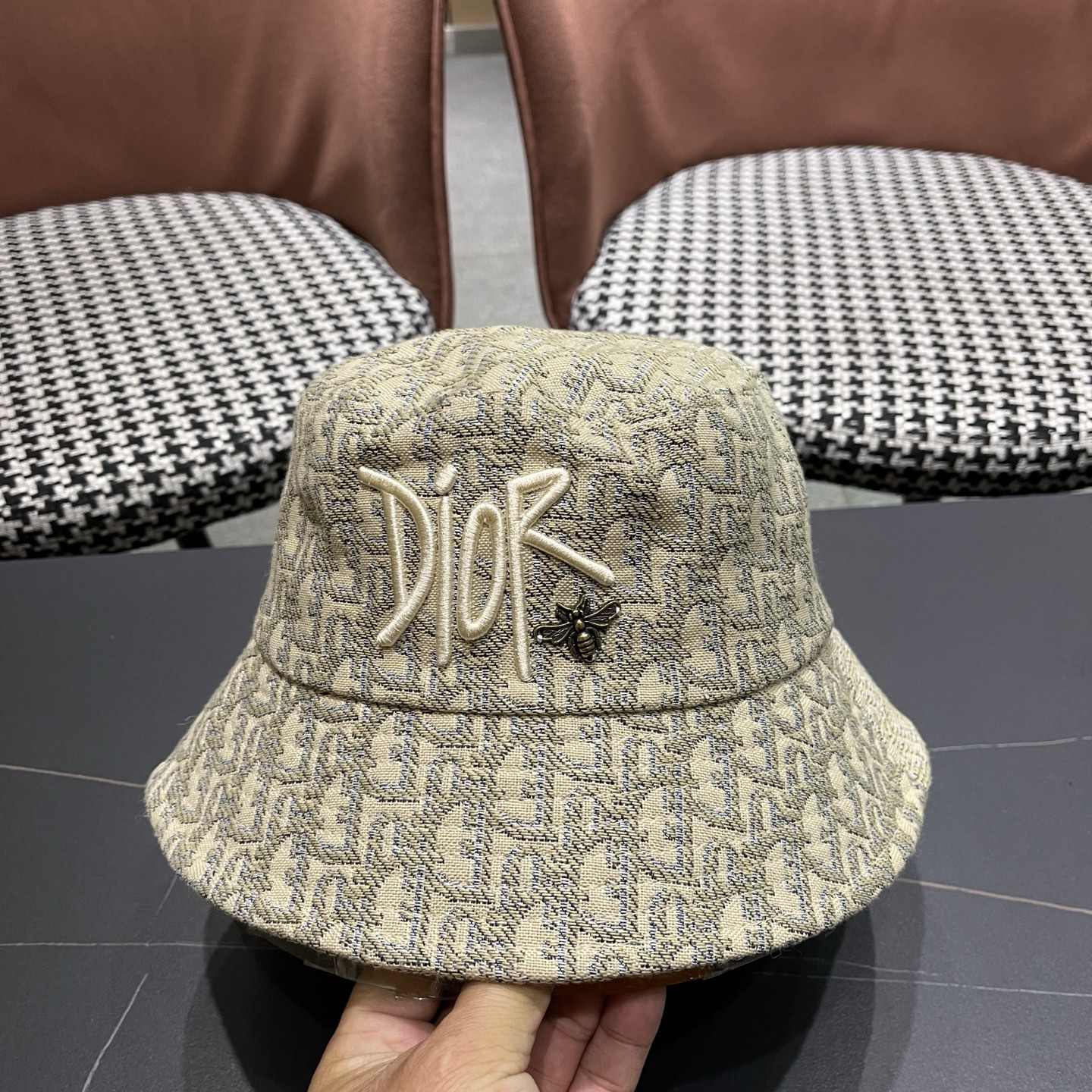 迪奥Dior官网刺绣迪奥logo渔夫帽，防晒指数超高，特别显脸小，有型不软塌，可随意折叠，携带方便🤗