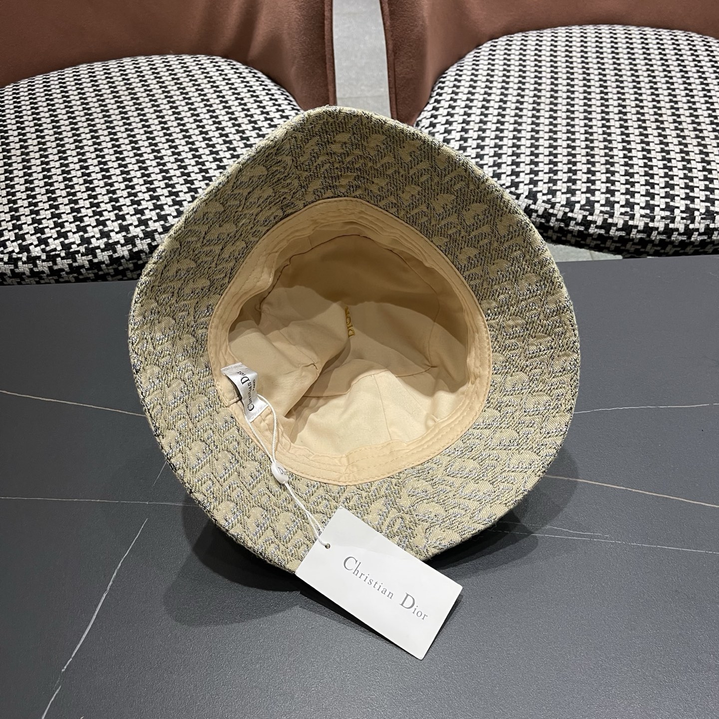 迪奥Dior官网刺绣迪奥logo渔夫帽，防晒指数超高，特别显脸小，有型不软塌，可随意折叠，携带方便🤗