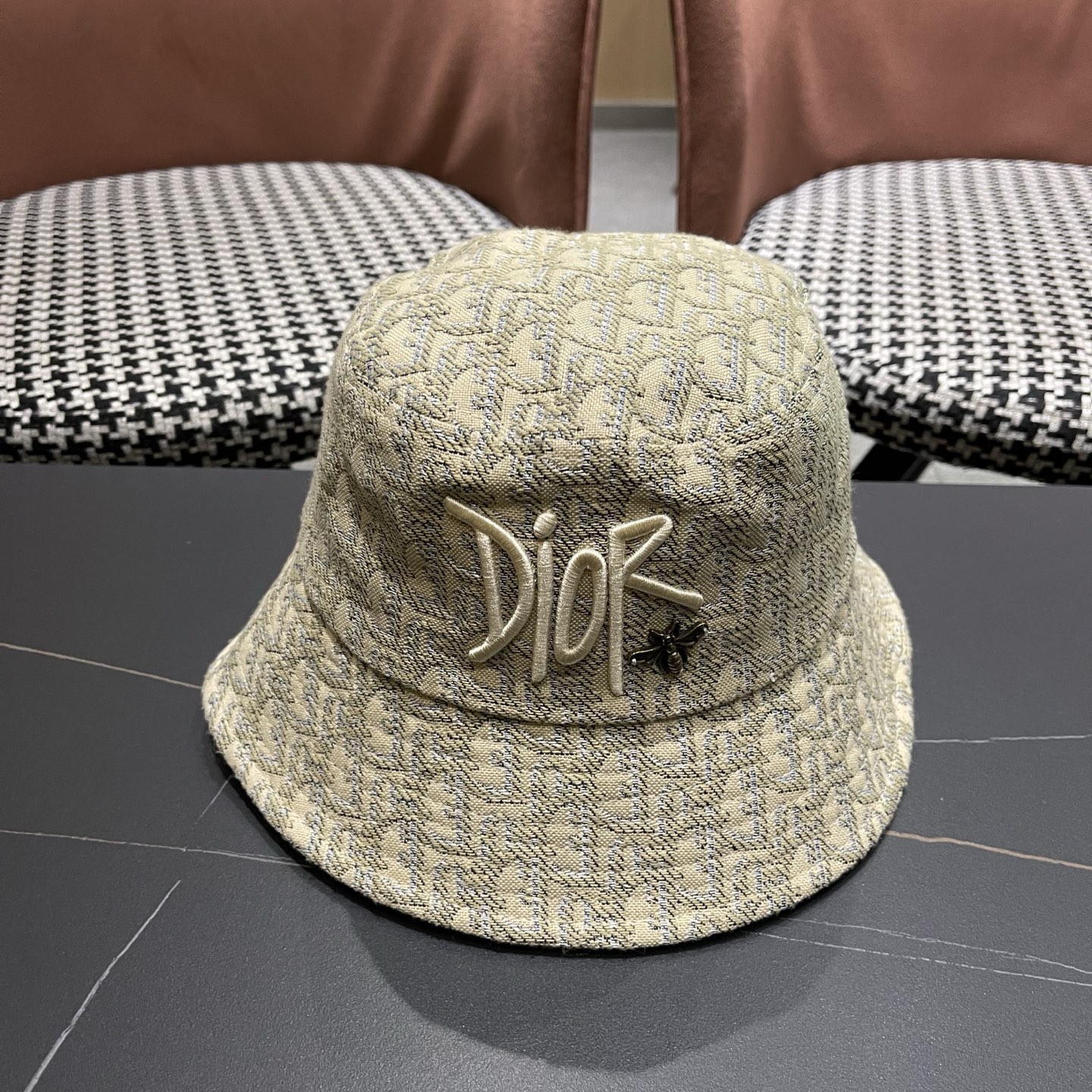 迪奥Dior官网刺绣迪奥logo渔夫帽，防晒指数超高，特别显脸小，有型不软塌，可随意折叠，携带方便🤗