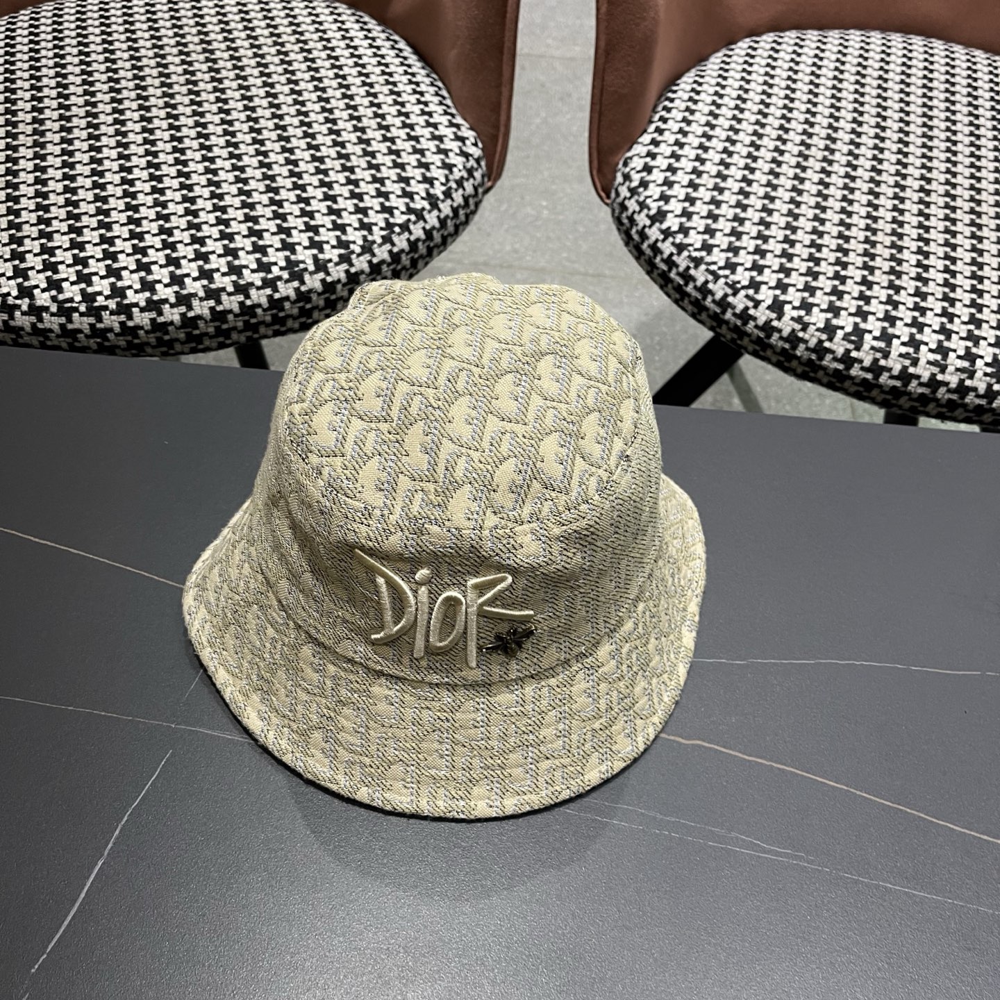 迪奥Dior官网刺绣迪奥logo渔夫帽，防晒指数超高，特别显脸小，有型不软塌，可随意折叠，携带方便🤗