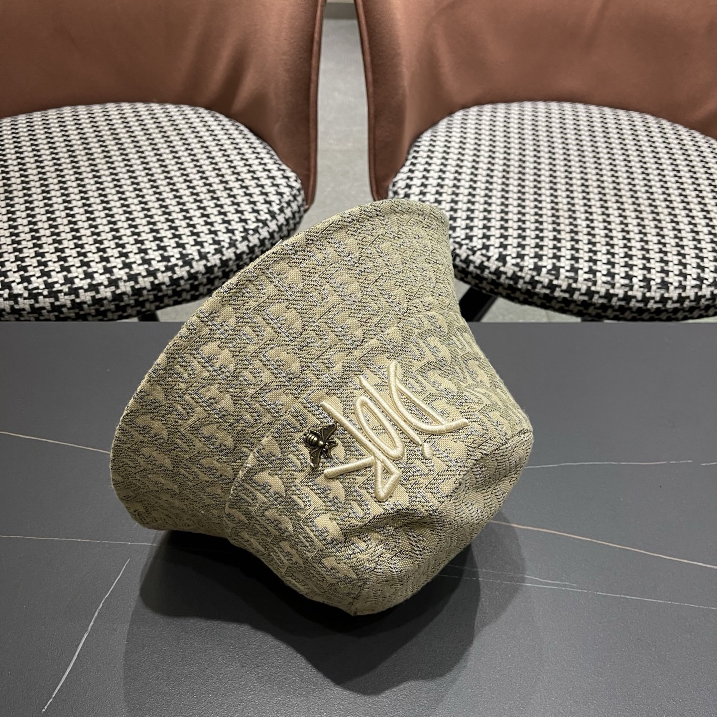 迪奥Dior官网刺绣迪奥logo渔夫帽，防晒指数超高，特别显脸小，有型不软塌，可随意折叠，携带方便🤗