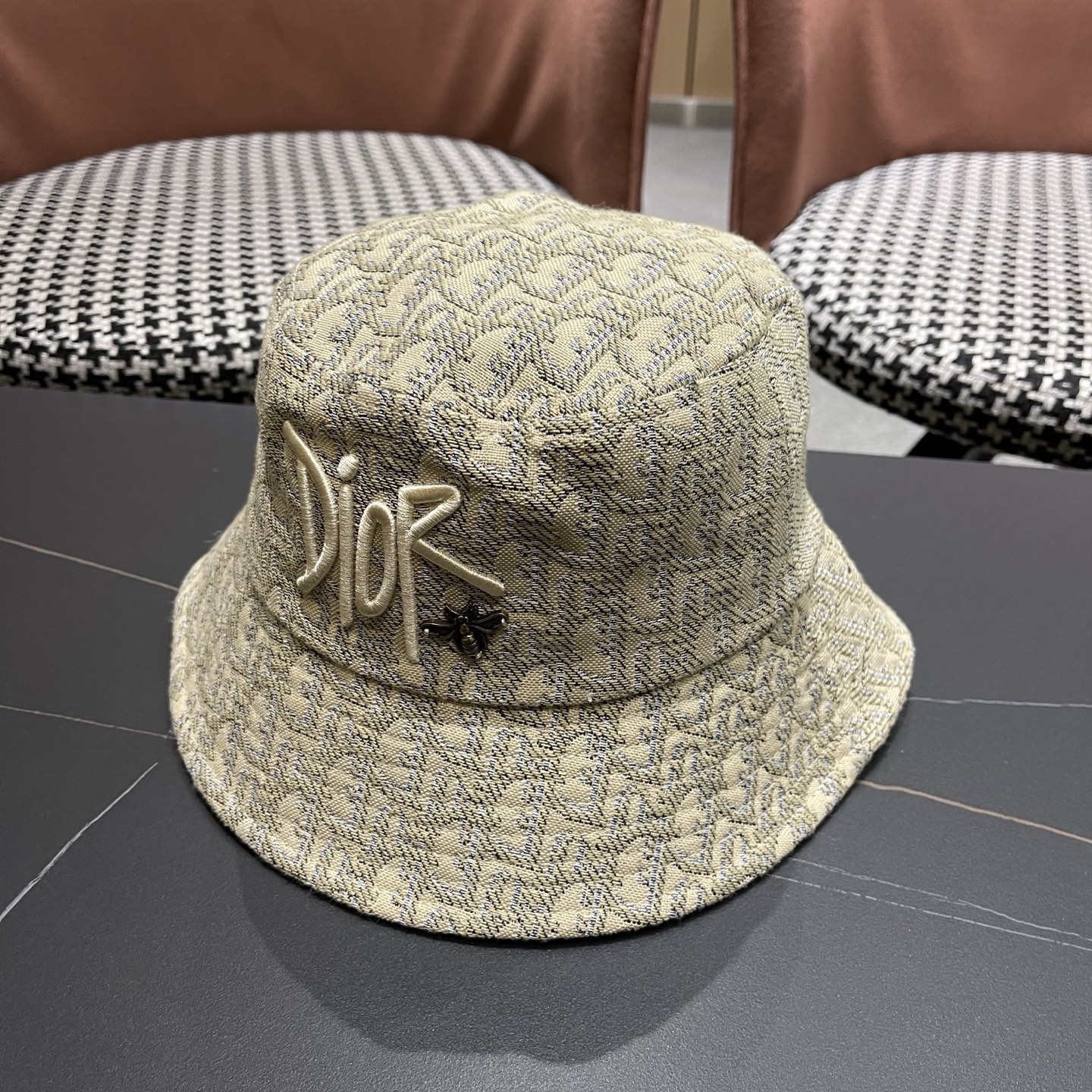 迪奥Dior官网刺绣迪奥logo渔夫帽，防晒指数超高，特别显脸小，有型不软塌，可随意折叠，携带方便🤗