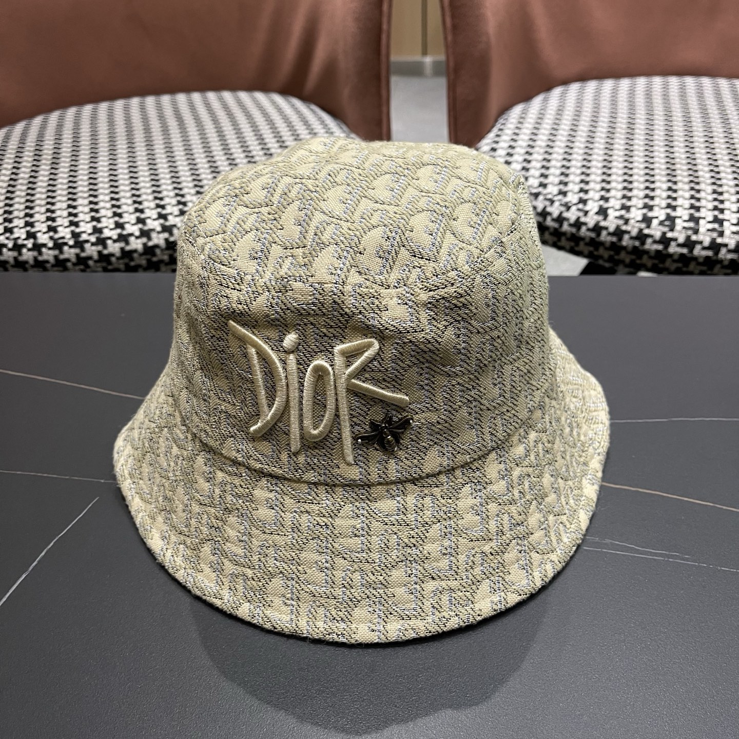 迪奥Dior官网刺绣迪奥logo渔夫帽，防晒指数超高，特别显脸小，有型不软塌，可随意折叠，携带方便🤗