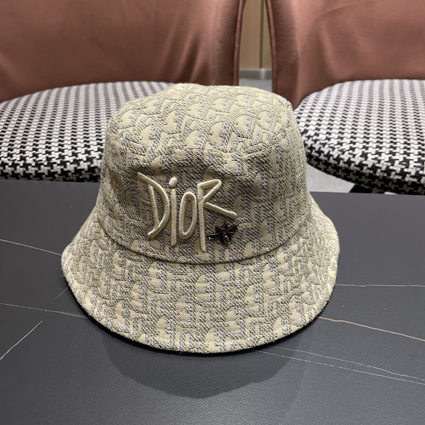 迪奥Dior官网刺绣迪奥logo渔夫帽，防晒指数超高，特别显脸小，有型不软塌，可随意折叠，携带方便🤗