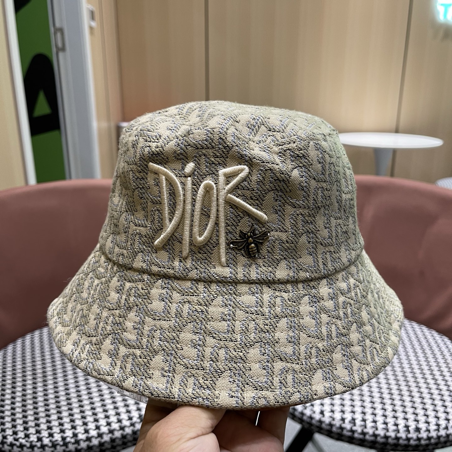 迪奥Dior官网刺绣迪奥logo渔夫帽，防晒指数超高，特别显脸小，有型不软塌，可随意折叠，携带方便🤗