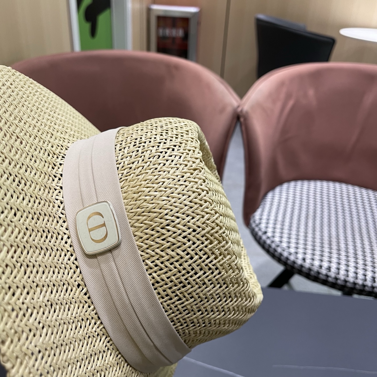 迪奥Dior 法式缕空透气草帽女士夏季平檐礼帽海边度假防晒帽户外出游遮阳帽