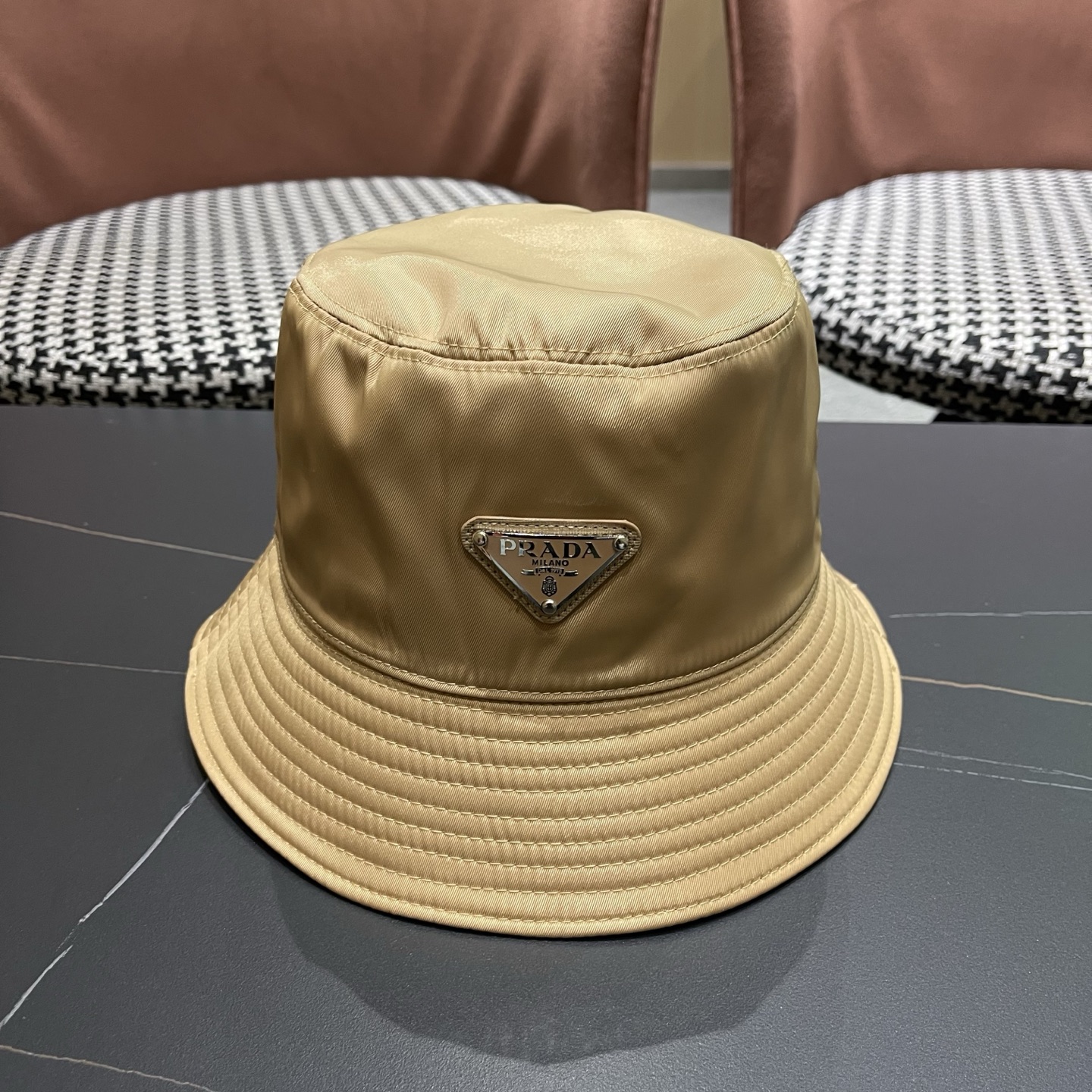 NO:764498,[PRADA] The latest and original simple bucket hat, a great everyday style, a street hat, a straw hat, a bucket hat, a baseball cap, hats, prada, prada, espadrilles, hats19860909【PRADA普拉达】最新原版简约款渔夫帽,日常款超好搭配,出街单品帽子草帽渔夫帽棒球帽,帽子,prada,prada,espadrilles,hats,hat