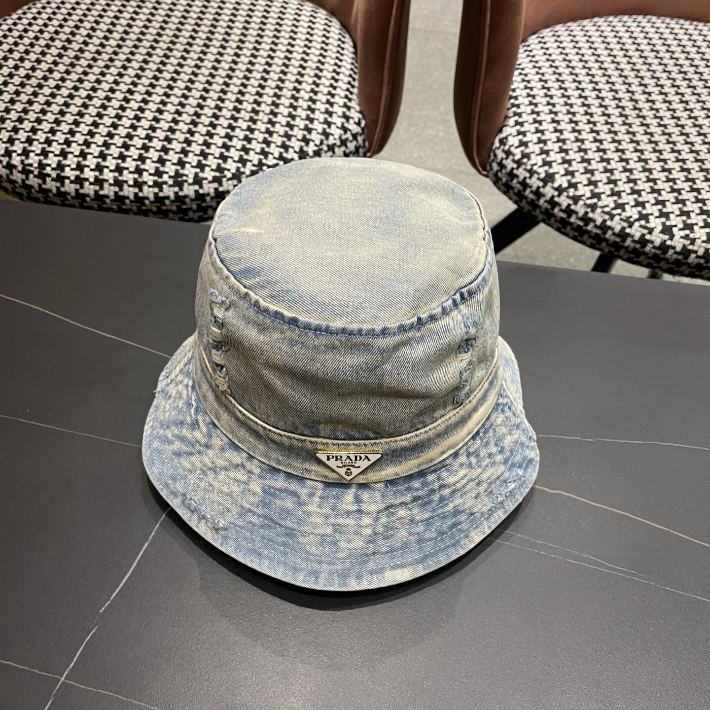Pr@da 普拉达牛仔布渔夫帽洗水牛仔色，秀场同款，面料柔软舒适百搭休闲款，闭眼入！
