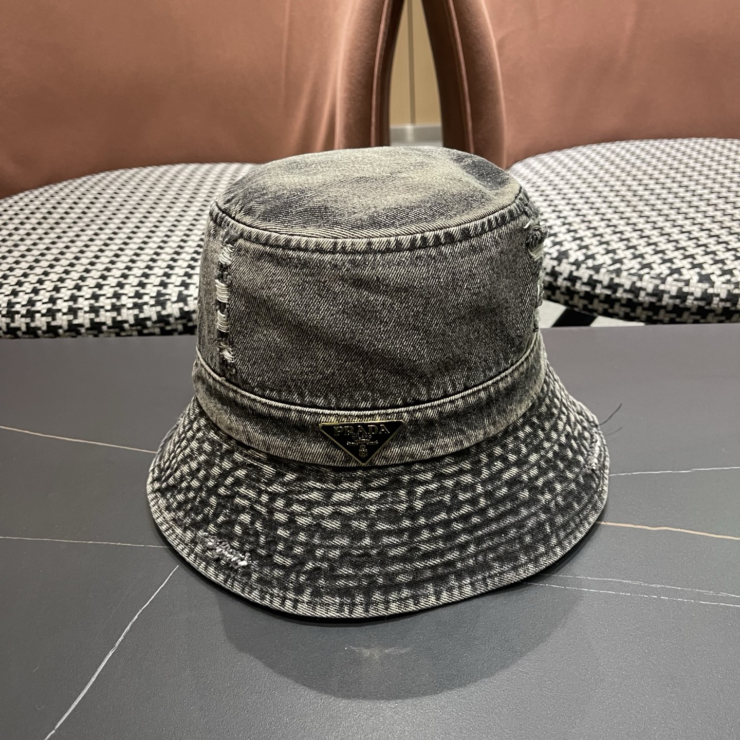 NO:764523,Pr@da Prada denim bucket hat in washed denim color, the same style as the show, the fabric is soft and comfortable, versatile and casual, close your eyes and enjoy it!  Hats, straw hats, bucket hats, baseball caps, hats, prada, espadrilles, hats19860909Pr@da 普拉达牛仔布渔夫帽洗水牛仔色,秀场同款,面料柔软舒适 百搭休闲款,闭眼入！ 帽子草帽渔夫帽棒球帽,帽子,prada,espadrilles,hats,hat