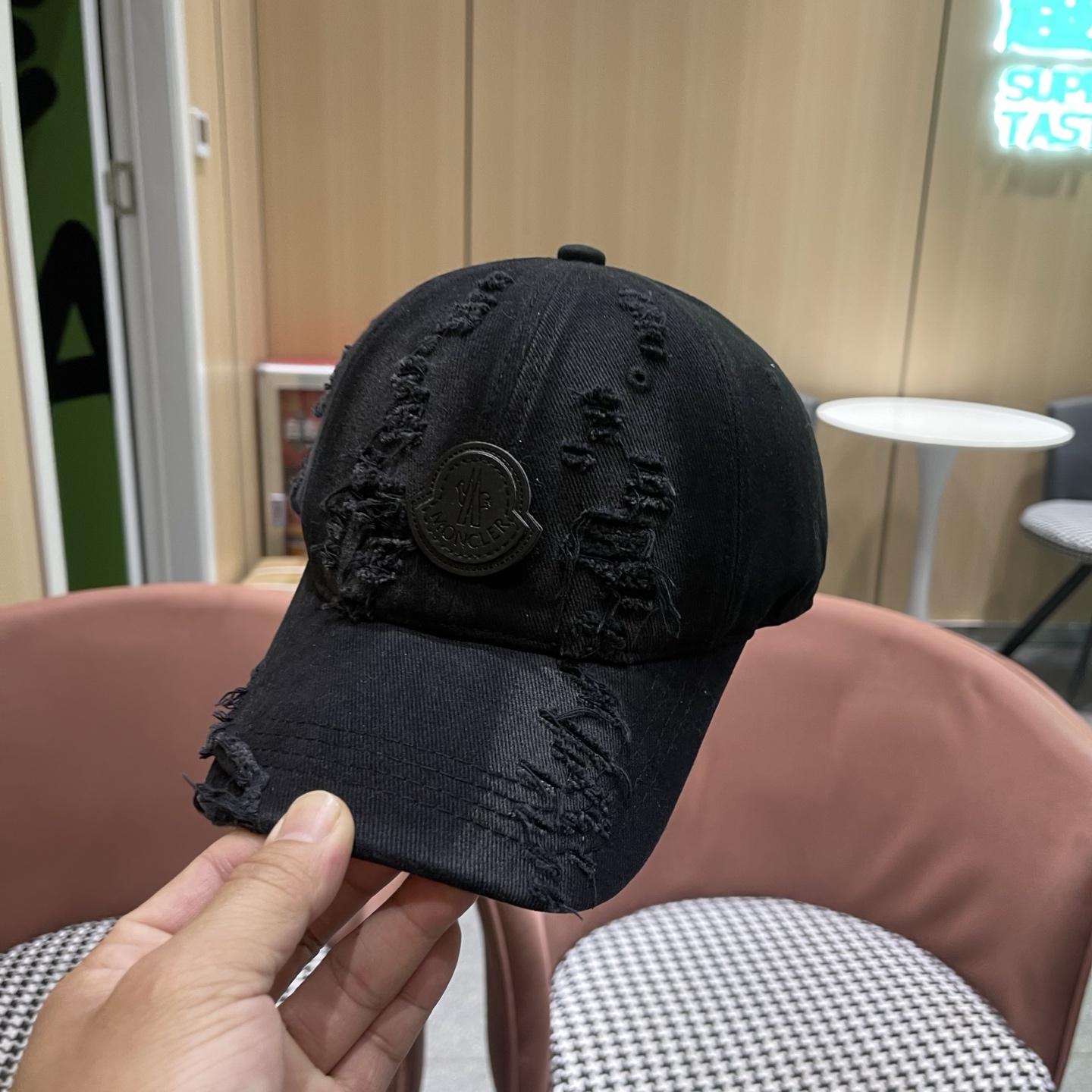 蒙口MONCLER破洞棒球帽，潮人穿搭色系，视觉效果超强，好看有质感！