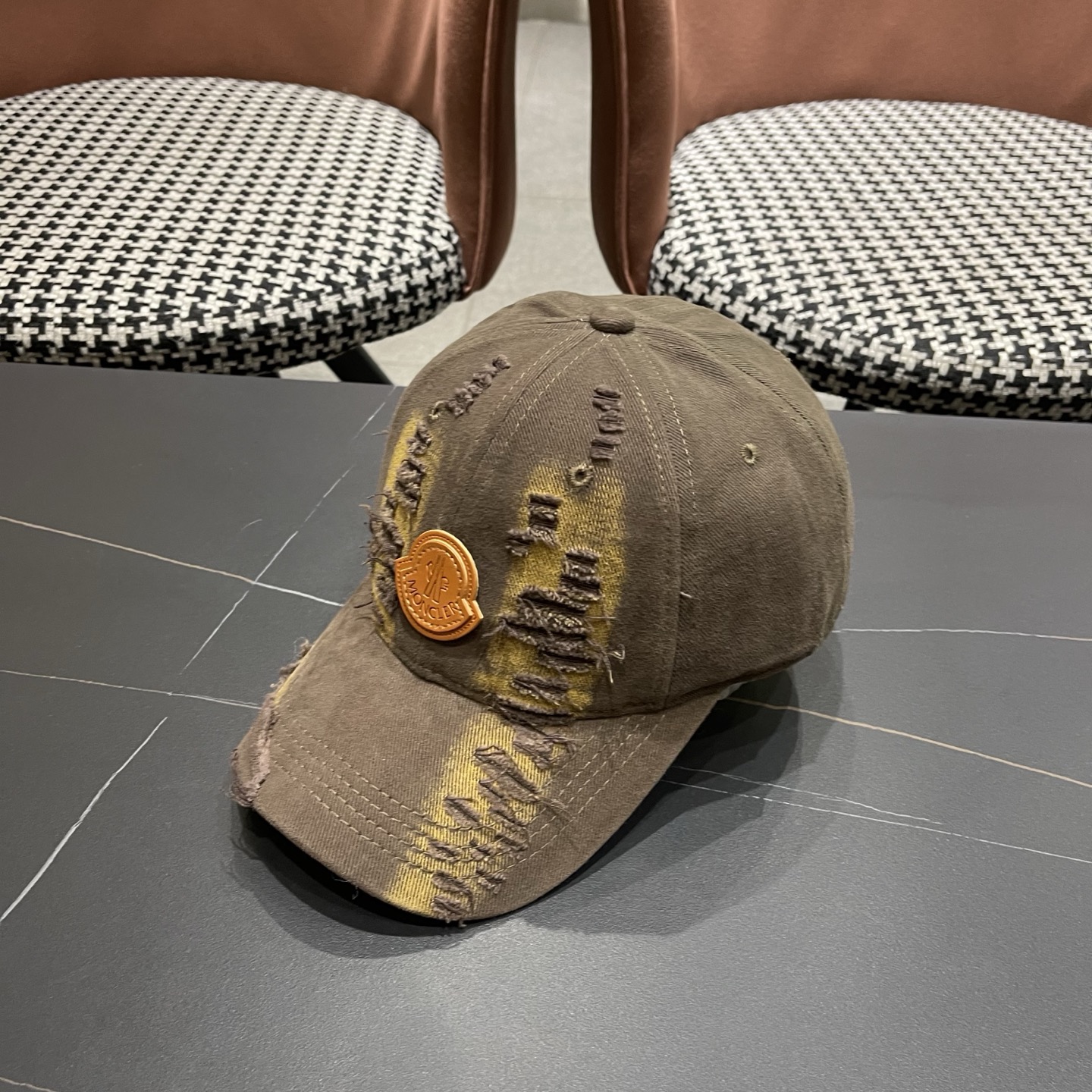 蒙口MONCLER破洞棒球帽，潮人穿搭色系，视觉效果超强，好看有质感！