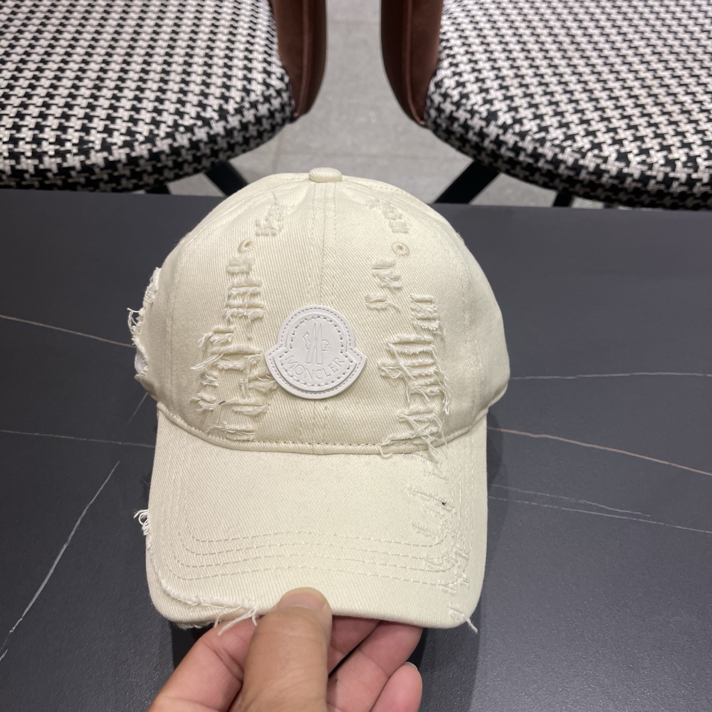 蒙口MONCLER破洞棒球帽，潮人穿搭色系，视觉效果超强，好看有质感！