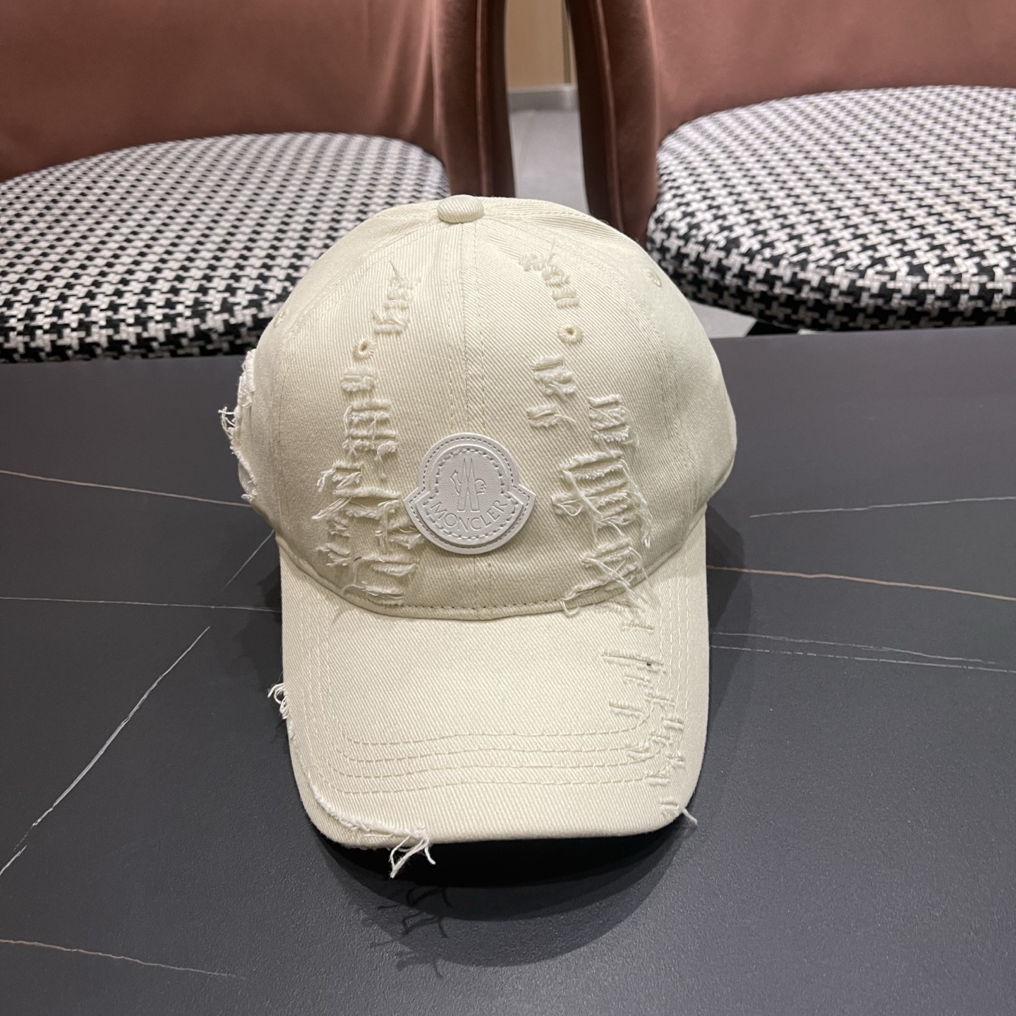 蒙口MONCLER破洞棒球帽，潮人穿搭色系，视觉效果超强，好看有质感！