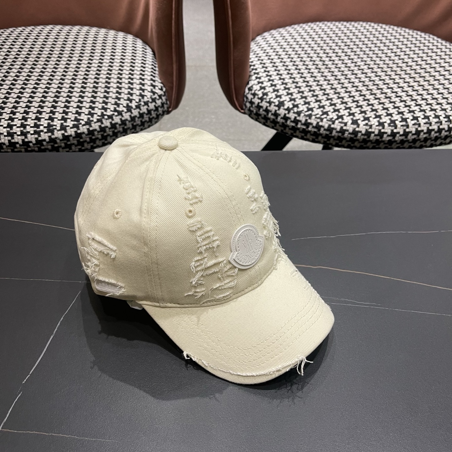 蒙口MONCLER破洞棒球帽，潮人穿搭色系，视觉效果超强，好看有质感！