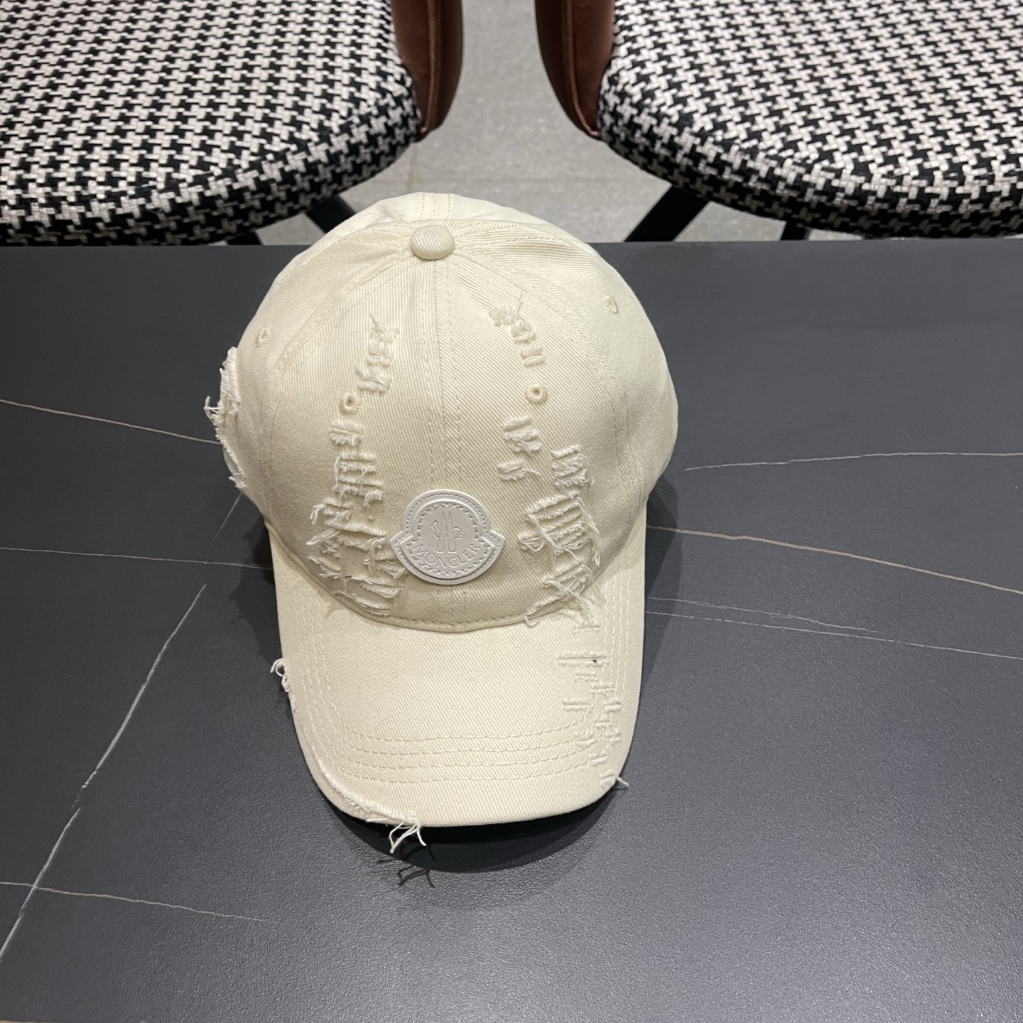 蒙口MONCLER破洞棒球帽，潮人穿搭色系，视觉效果超强，好看有质感！
