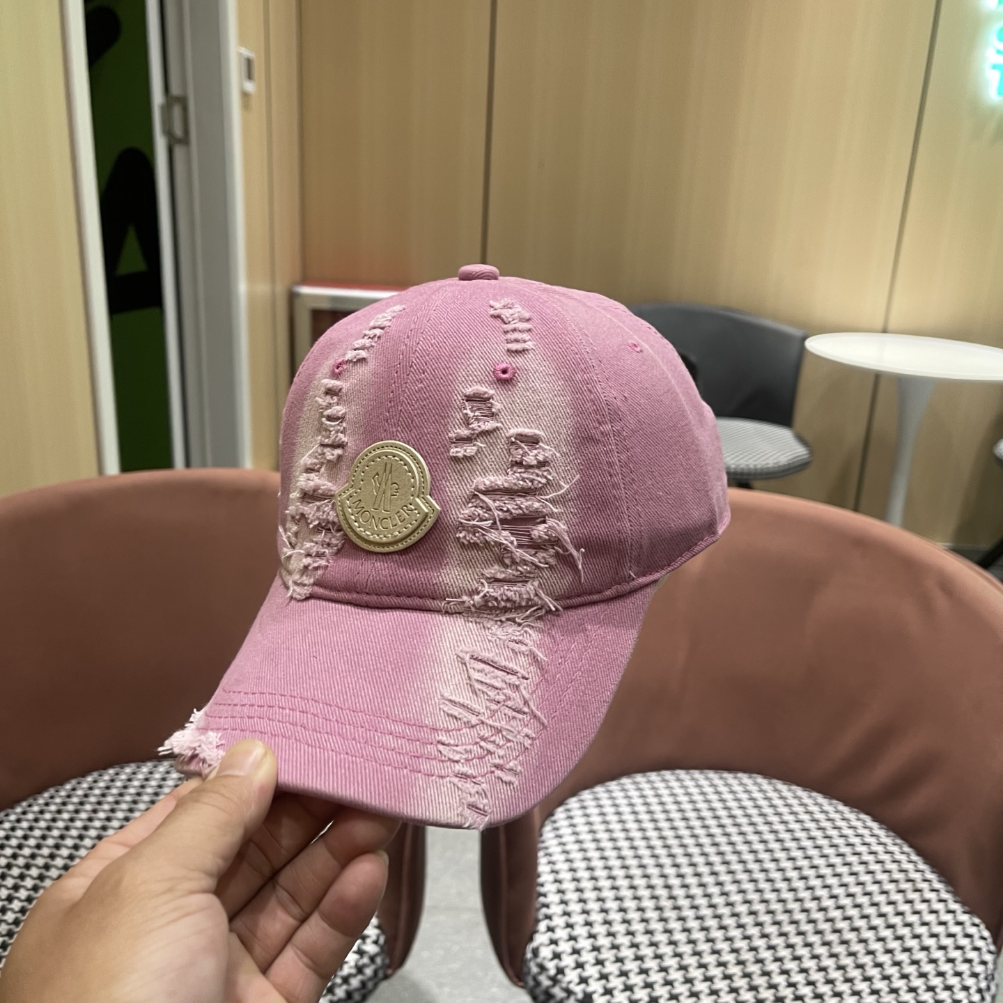 蒙口MONCLER破洞棒球帽，潮人穿搭色系，视觉效果超强，好看有质感！