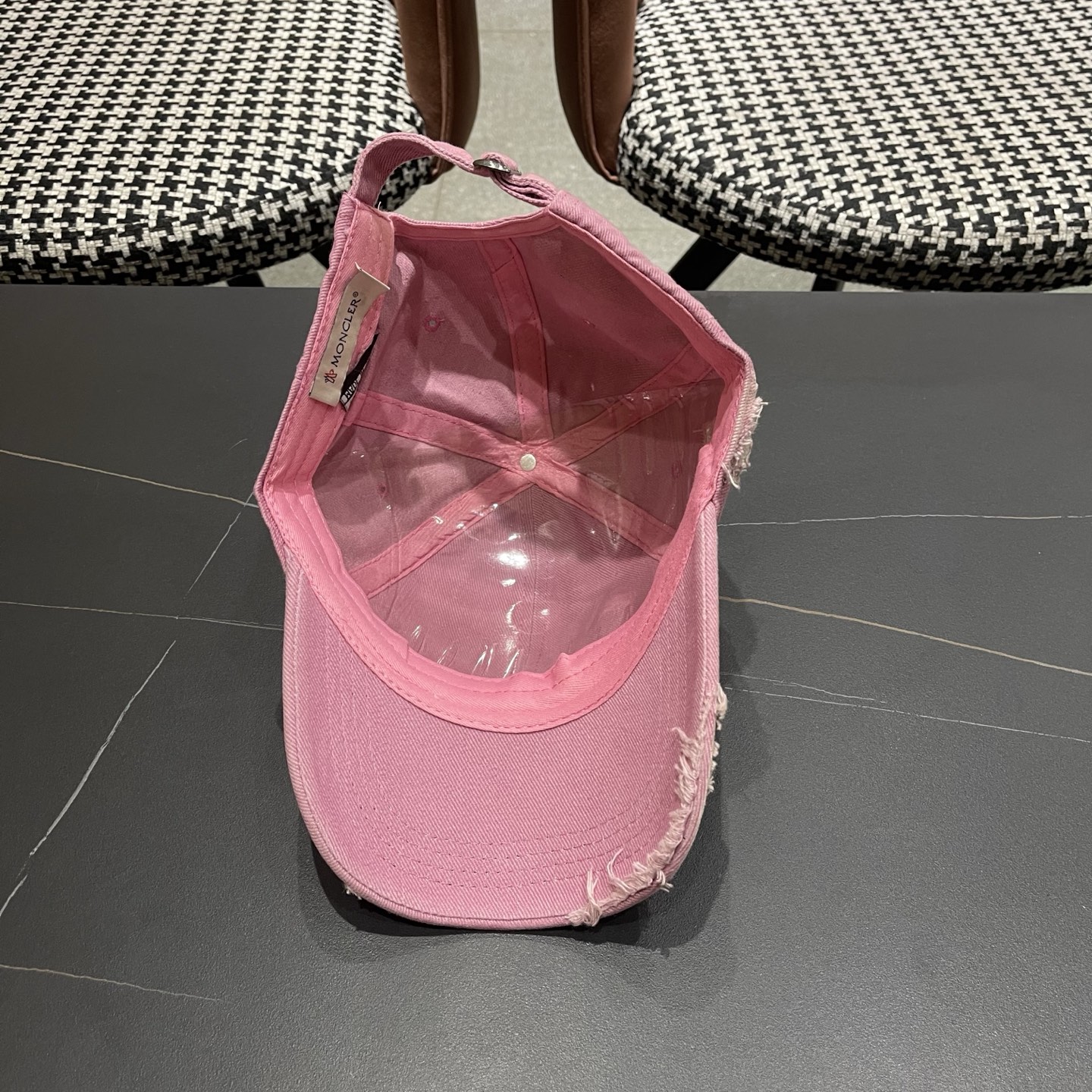 蒙口MONCLER破洞棒球帽，潮人穿搭色系，视觉效果超强，好看有质感！