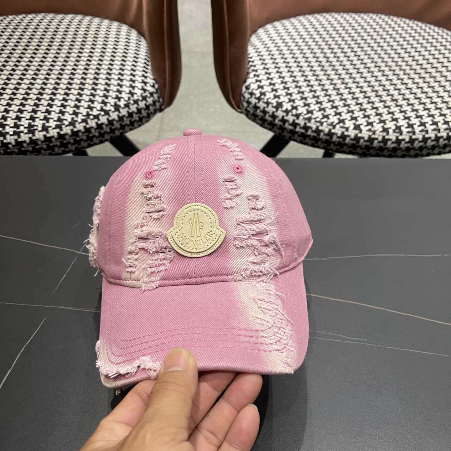 蒙口MONCLER破洞棒球帽，潮人穿搭色系，视觉效果超强，好看有质感！