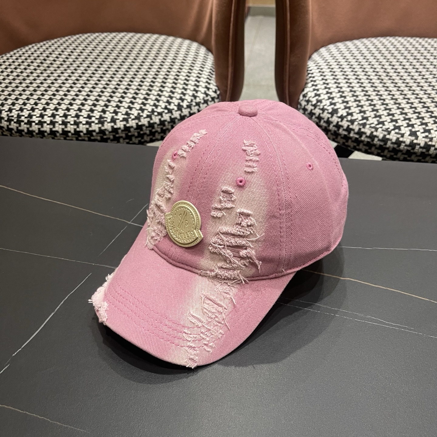 蒙口MONCLER破洞棒球帽，潮人穿搭色系，视觉效果超强，好看有质感！