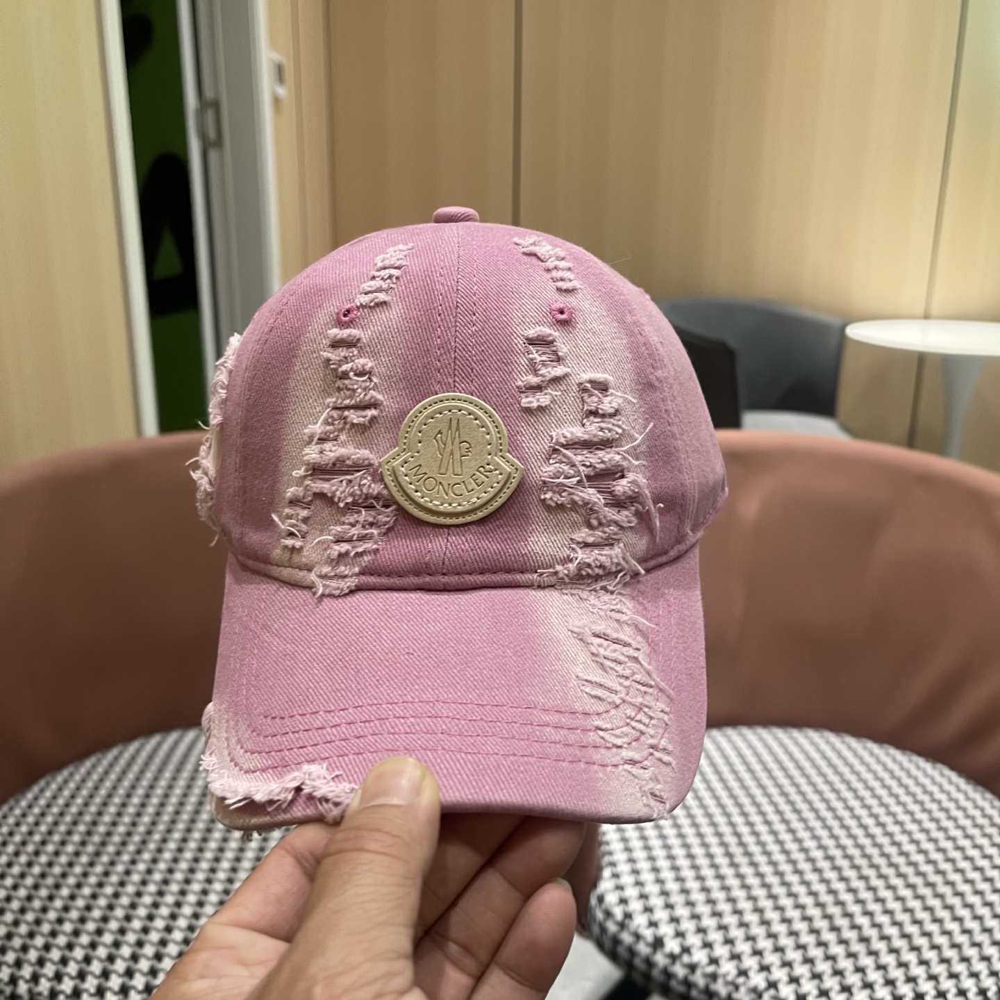 蒙口MONCLER破洞棒球帽，潮人穿搭色系，视觉效果超强，好看有质感！