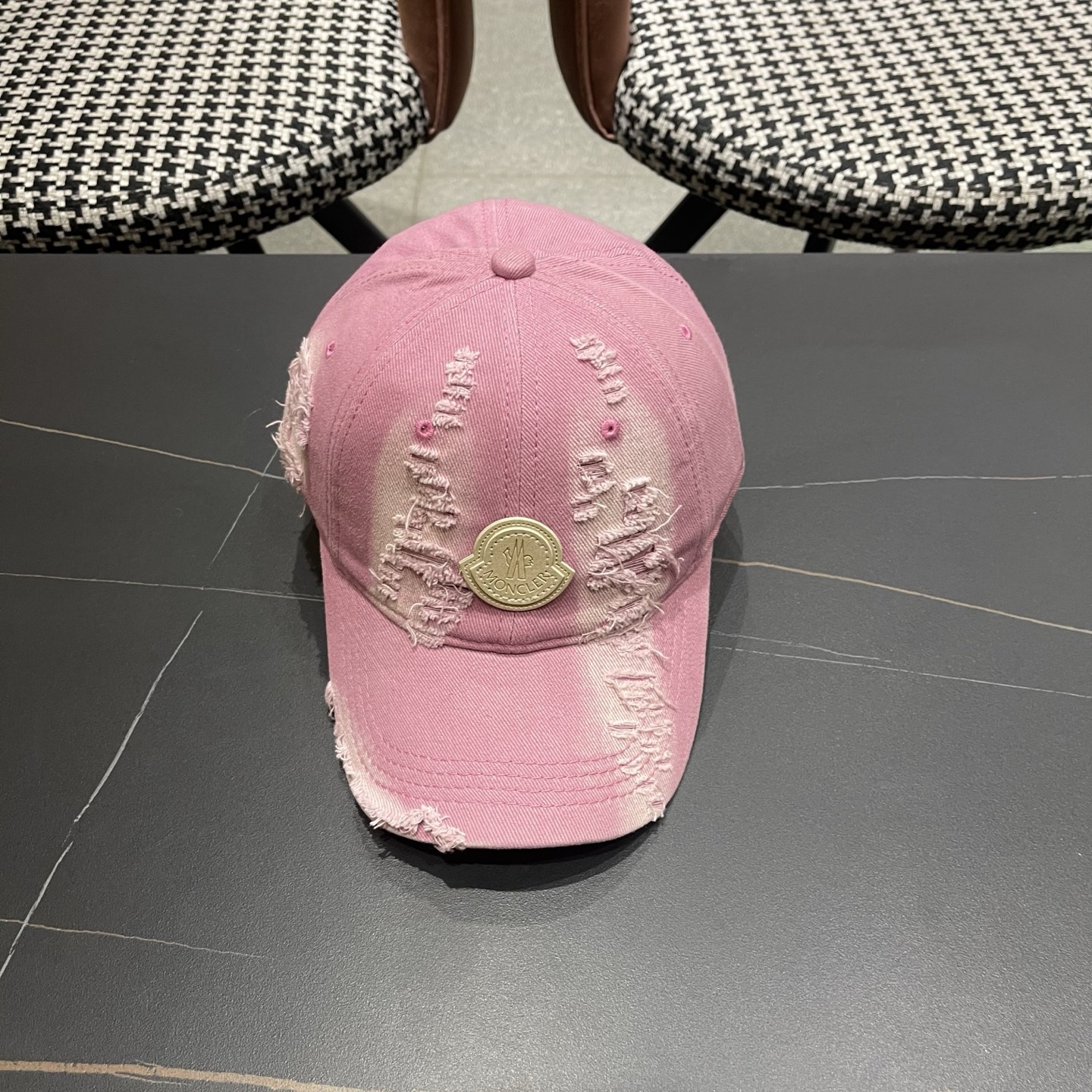蒙口MONCLER破洞棒球帽，潮人穿搭色系，视觉效果超强，好看有质感！