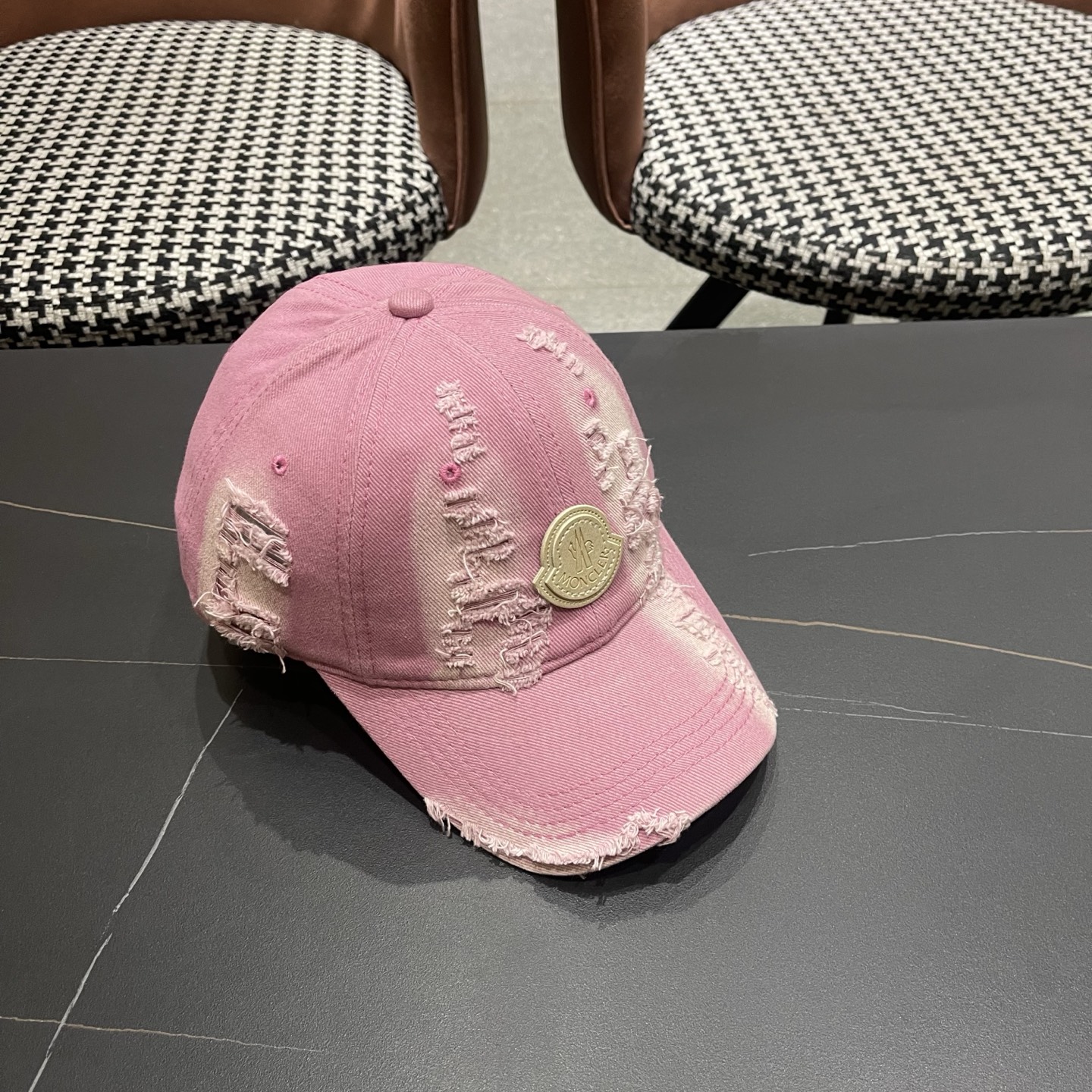 蒙口MONCLER破洞棒球帽，潮人穿搭色系，视觉效果超强，好看有质感！