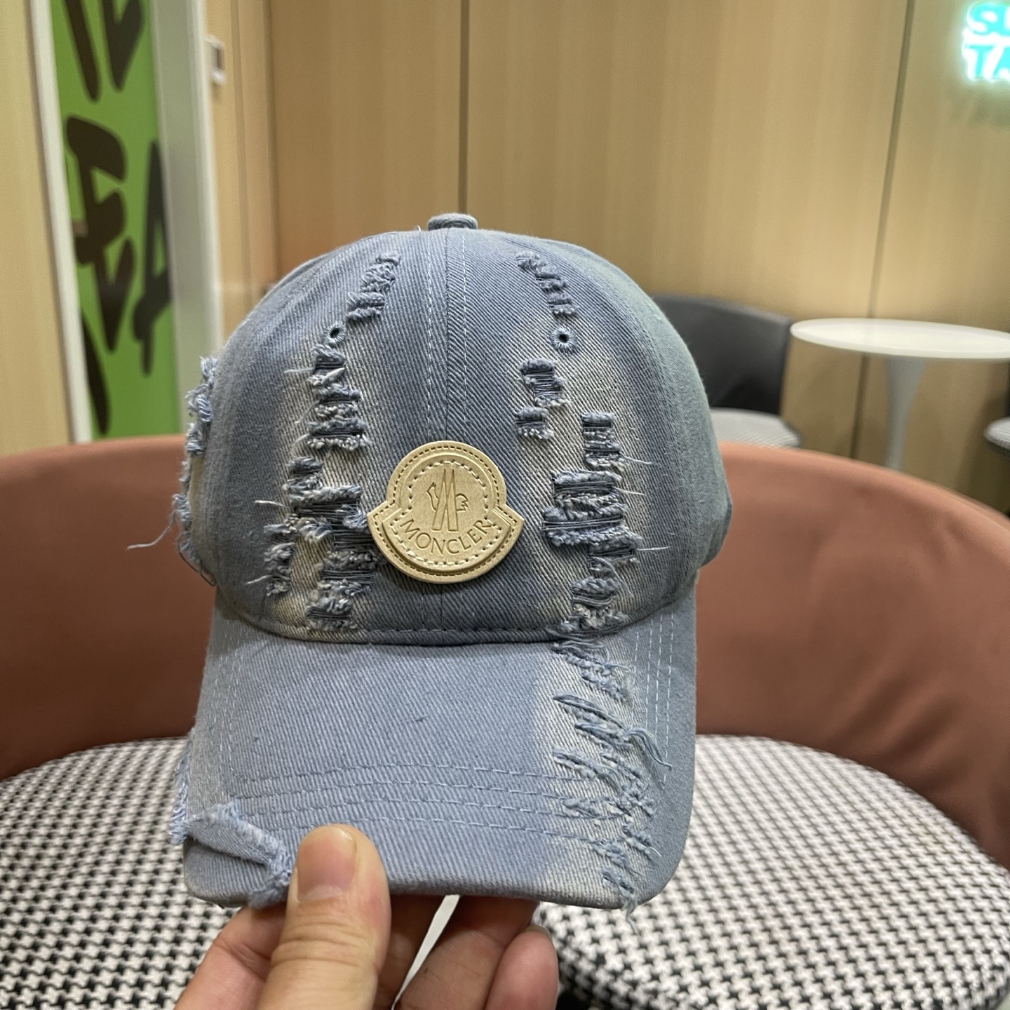 蒙口MONCLER破洞棒球帽，潮人穿搭色系，视觉效果超强，好看有质感！