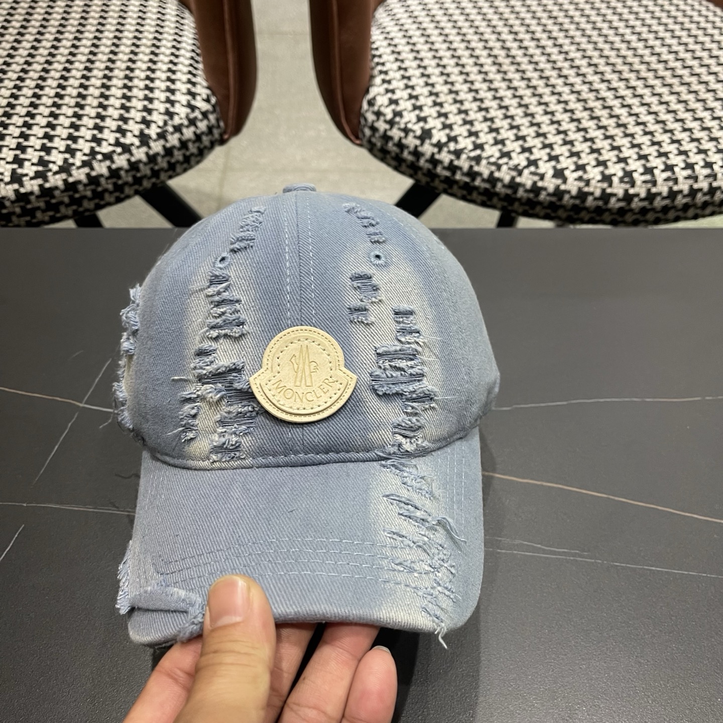 蒙口MONCLER破洞棒球帽，潮人穿搭色系，视觉效果超强，好看有质感！