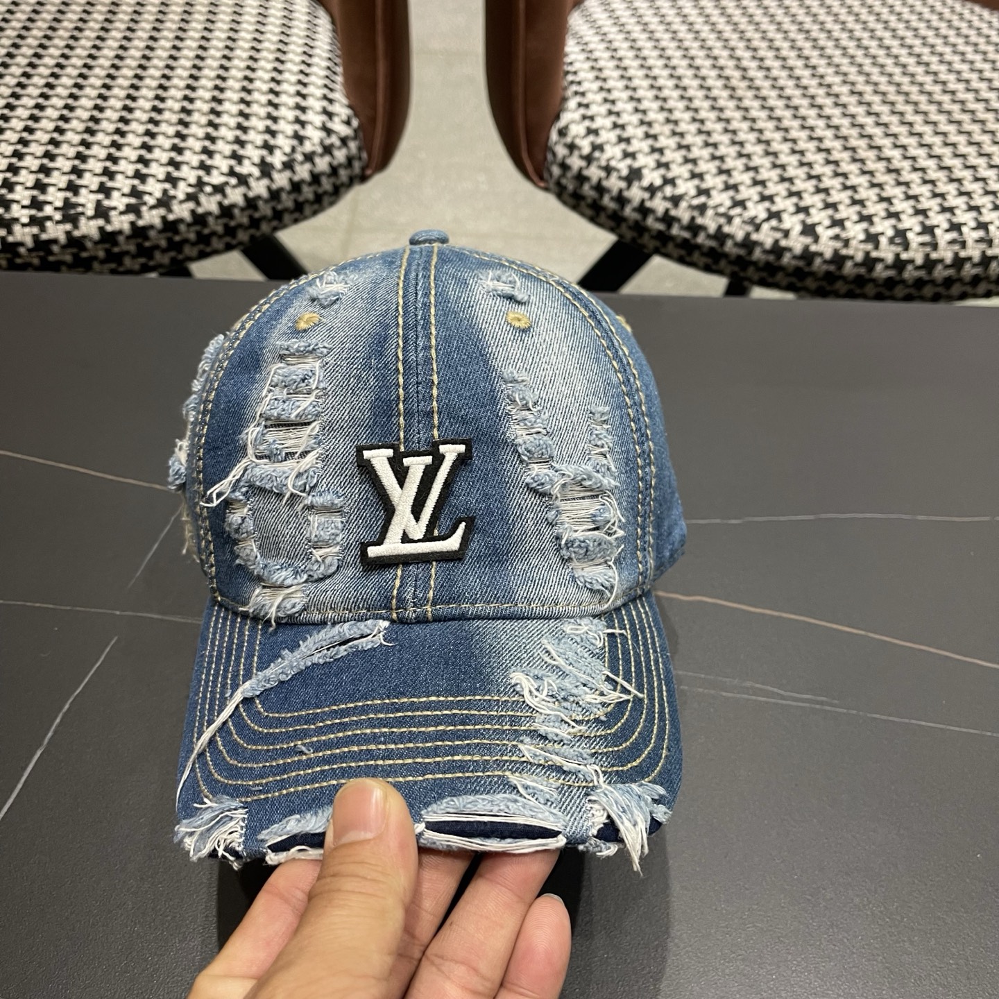 LV路易威登 街头复古水洗破洞鸭舌帽小众磨破毛边牛仔棒球帽