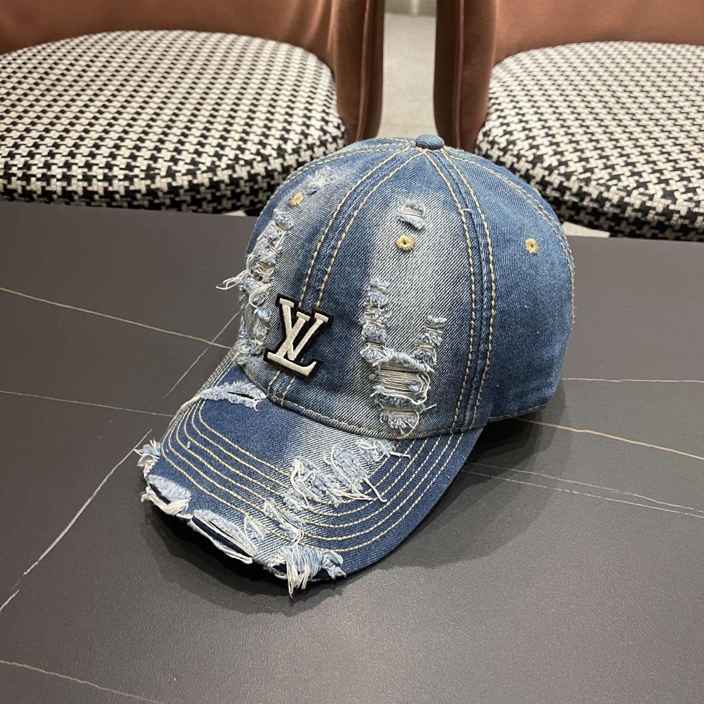 LV路易威登 街头复古水洗破洞鸭舌帽小众磨破毛边牛仔棒球帽